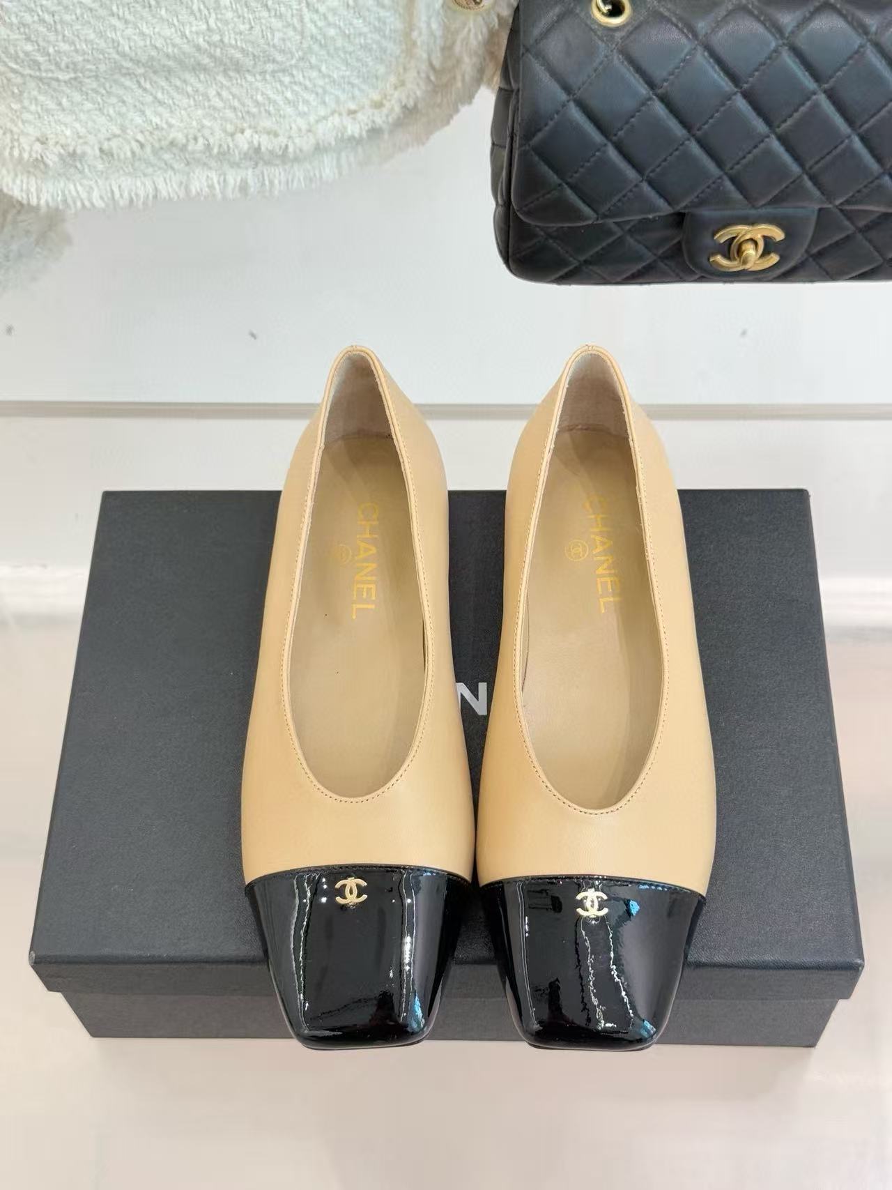 CHANE1 高品質スクエアトゥ ダブルC ラムスキン フラットシューズ【50％割引+送料無料】