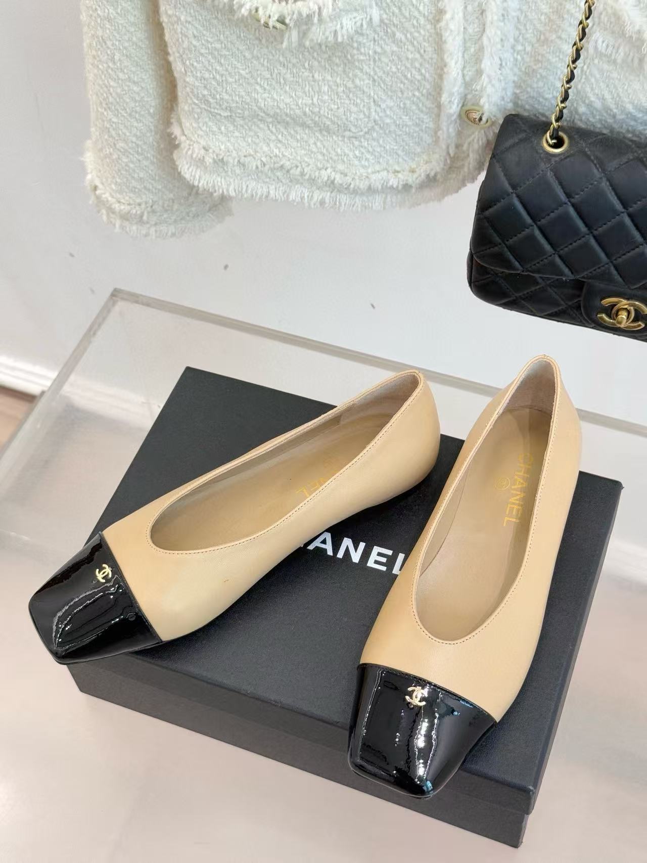 CHANE1 高品質スクエアトゥ ダブルC ラムスキン フラットシューズ【50％割引+送料無料】