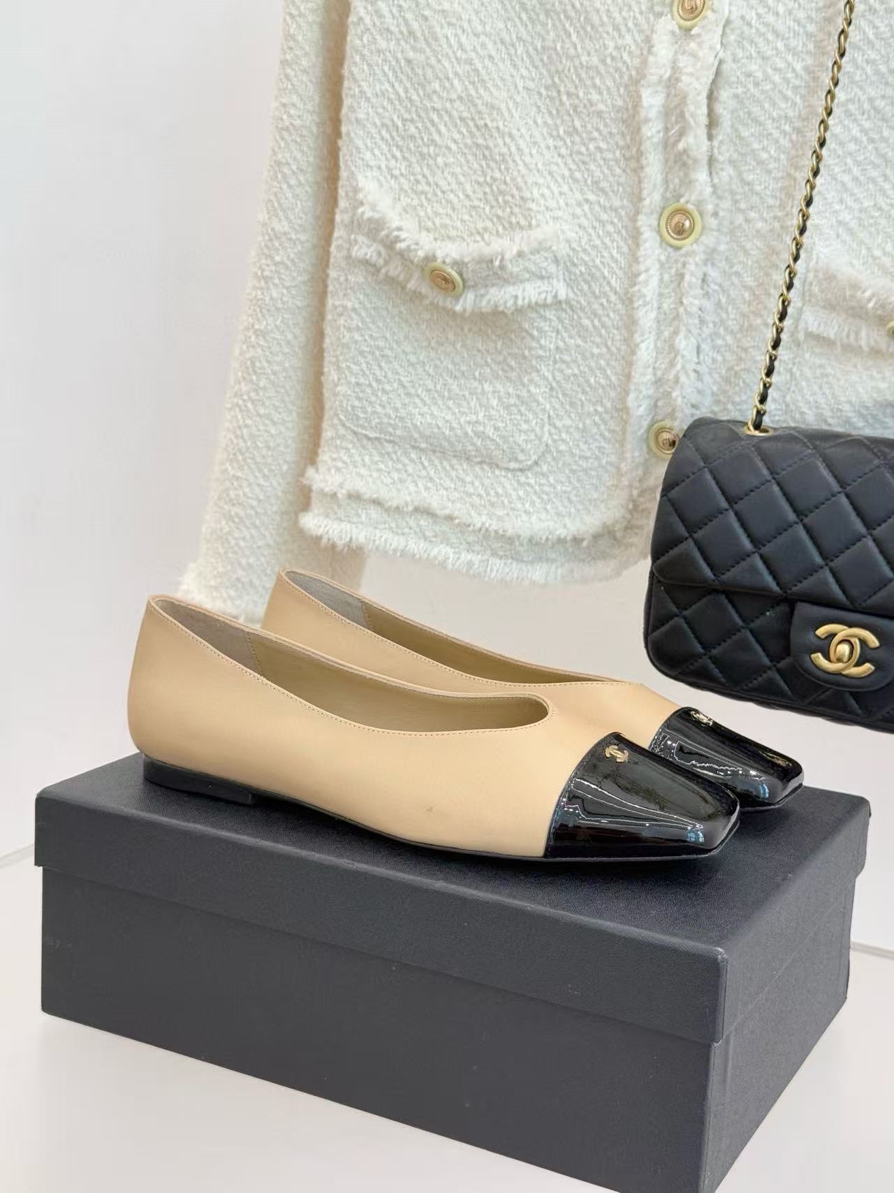 CHANE1 高品質スクエアトゥ ダブルC ラムスキン フラットシューズ【50％割引+送料無料】