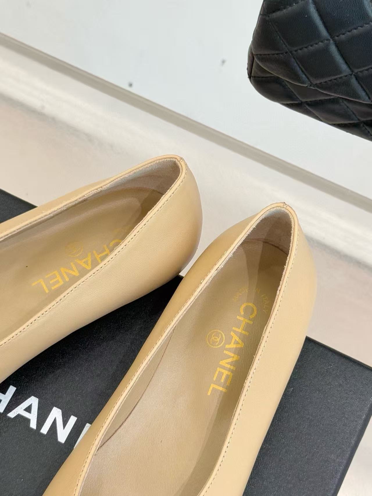 CHANE1 高品質スクエアトゥ ダブルC ラムスキン フラットシューズ【50％割引+送料無料】