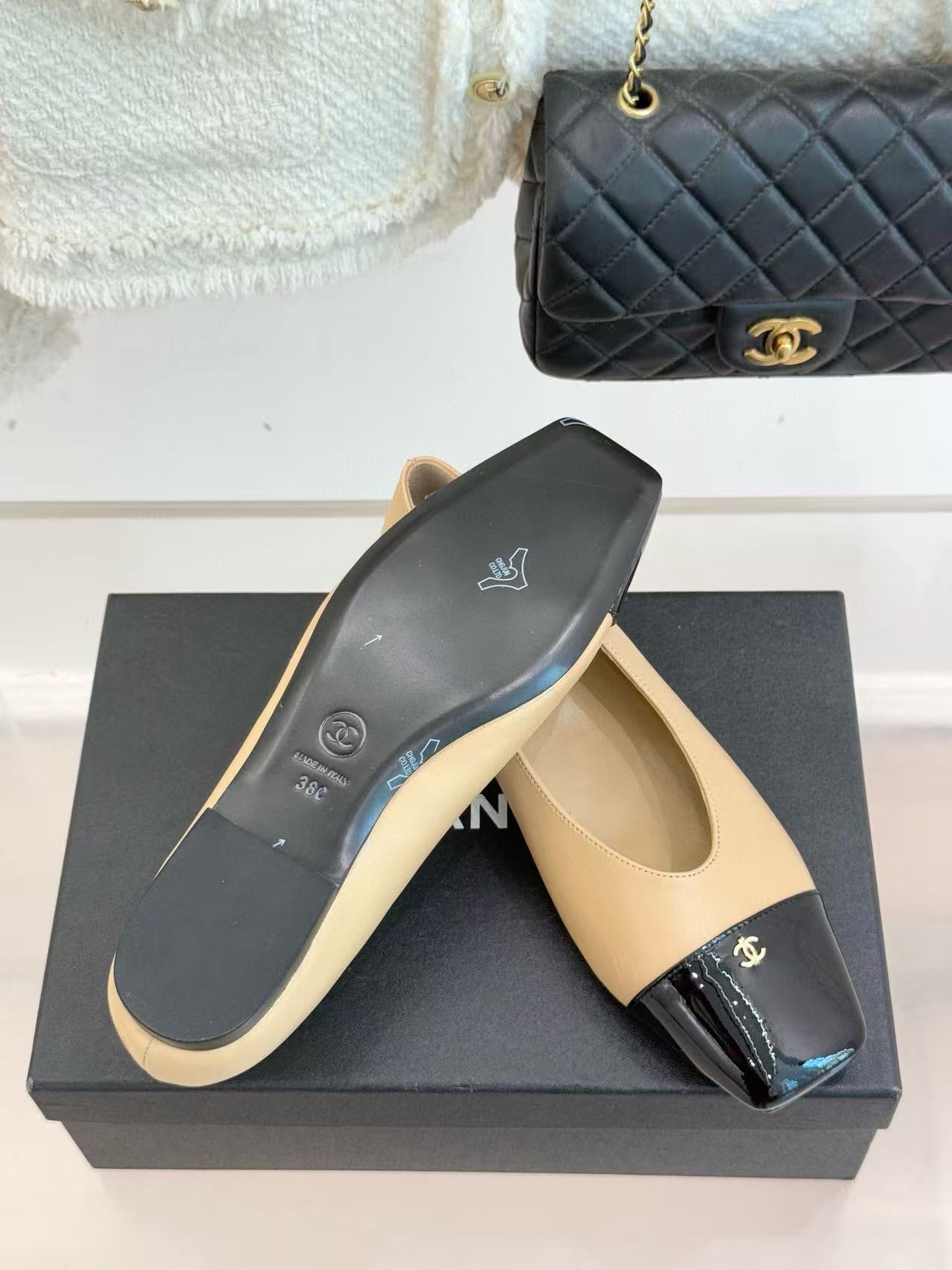 CHANE1 高品質スクエアトゥ ダブルC ラムスキン フラットシューズ【50％割引+送料無料】