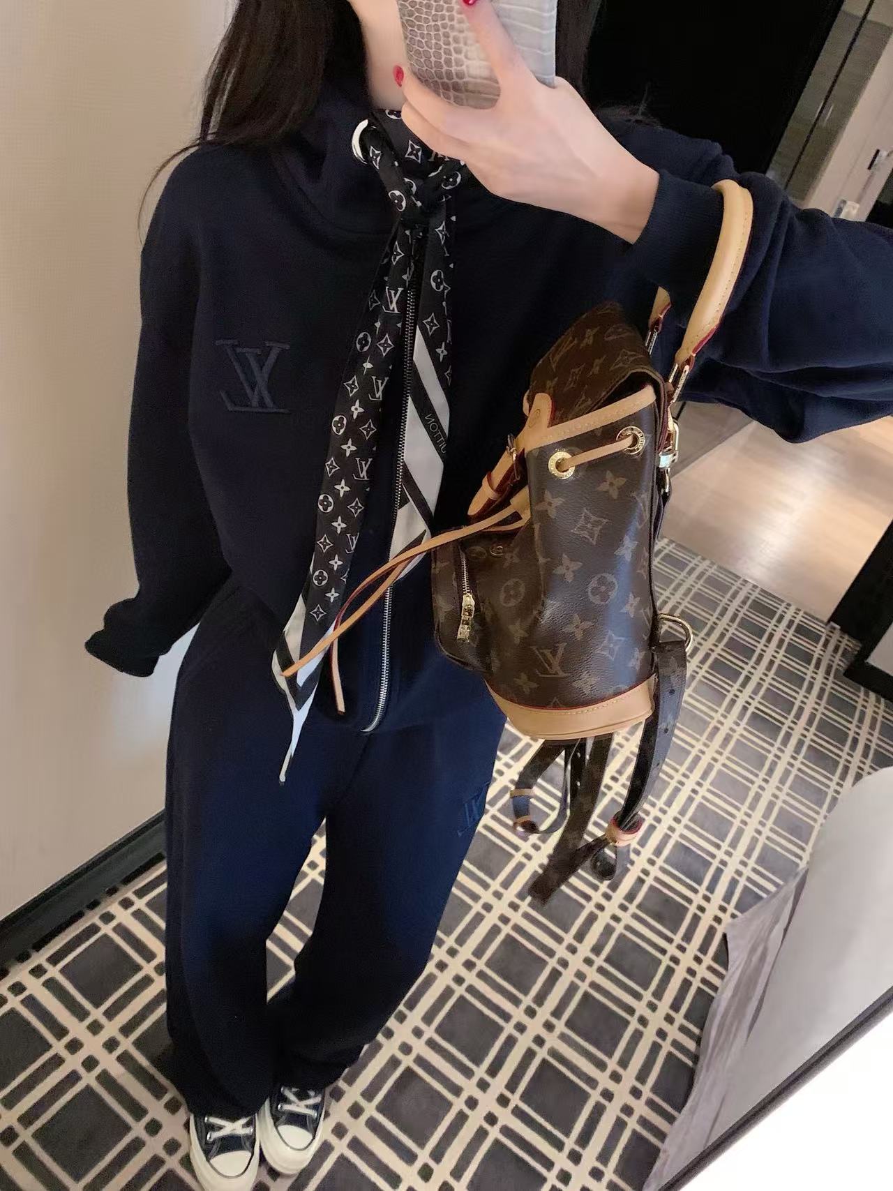 LVフード付きカジュアルスーツ（スカーフ付き）【50％割引+送料無料】