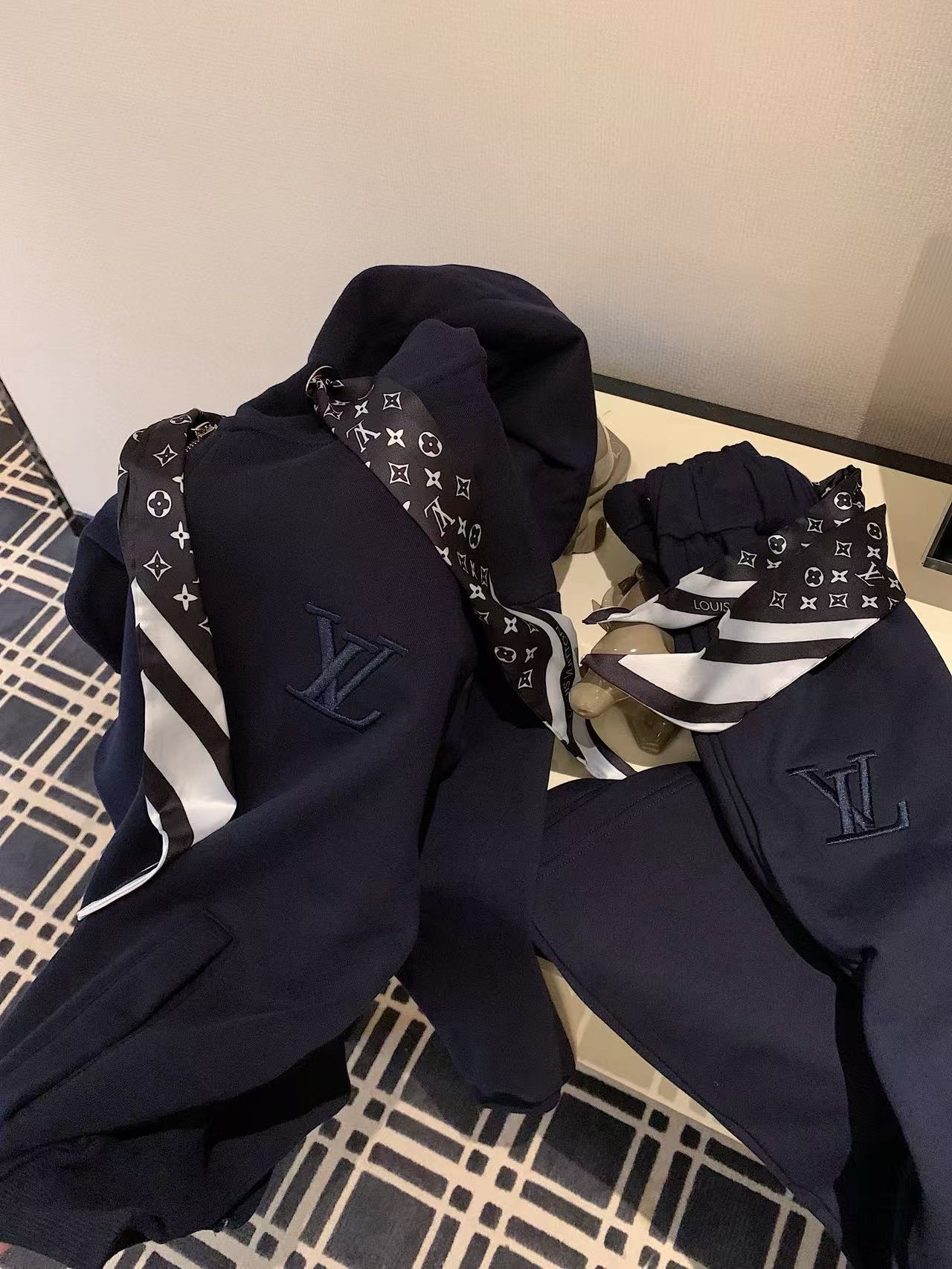 LVフード付きカジュアルスーツ（スカーフ付き）【50％割引+送料無料】