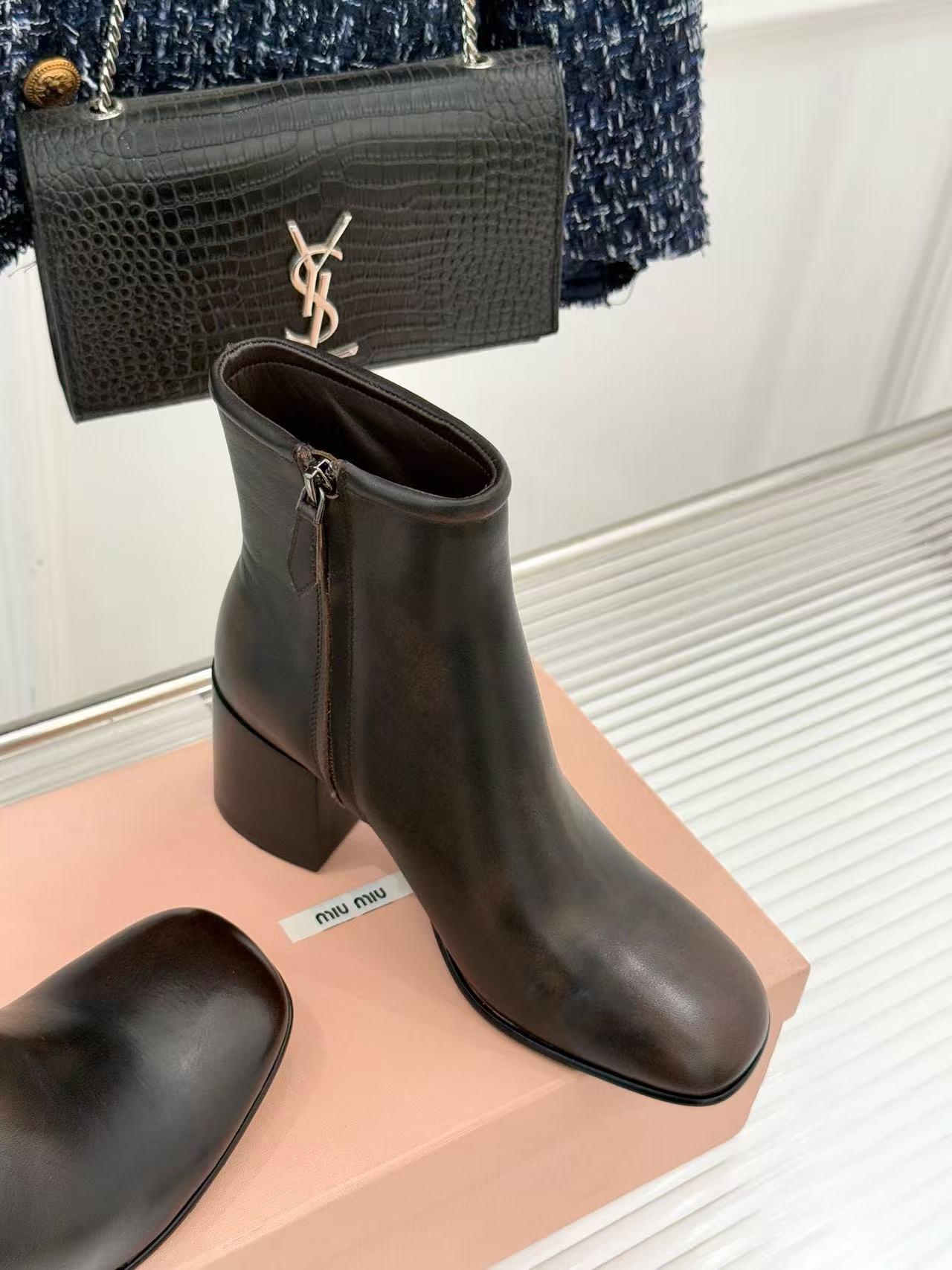 M1UM1U 高品質シンプルラムスキンローヒールアンクルブーツ【50％割引+送料無料】