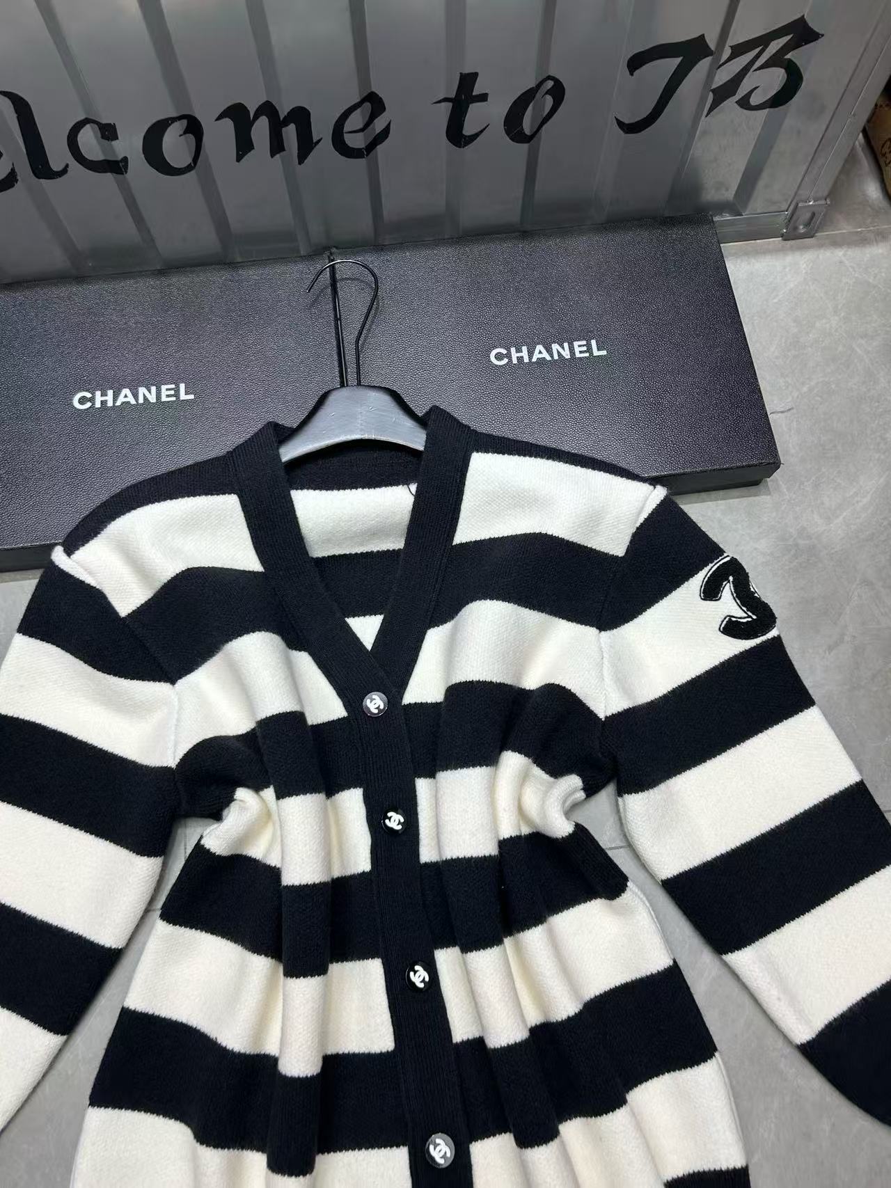 CHANE1 ダブルC ストライプ Vネック ウールカーディガン【50％割引+送料無料】