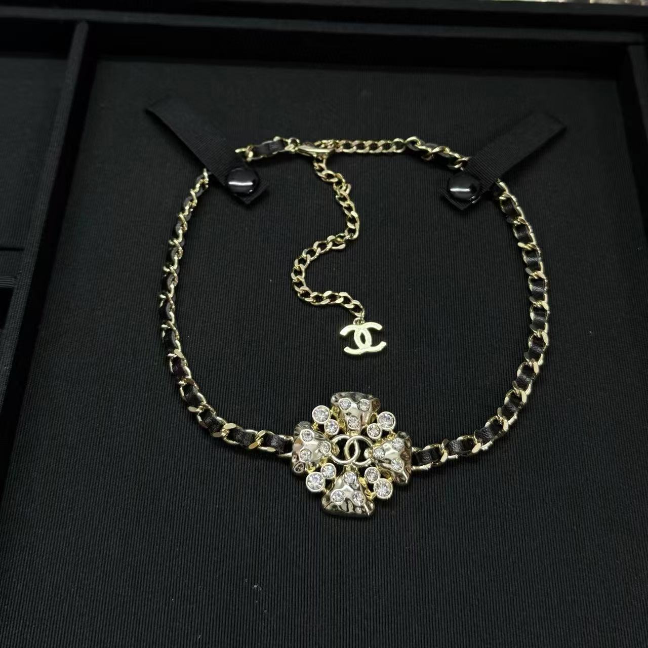 CHANE1 ダブルC 四つ葉のクローバー ペタル ラインストーン レザーネックレス【50％割引+送料無料】