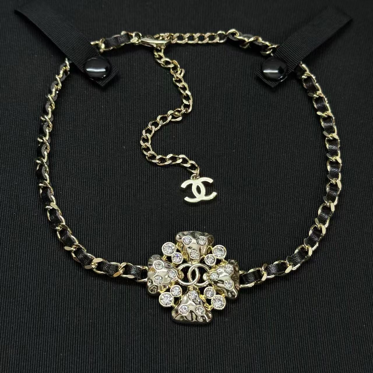 CHANE1 ダブルC 四つ葉のクローバー ペタル ラインストーン レザーネックレス【50％割引+送料無料】