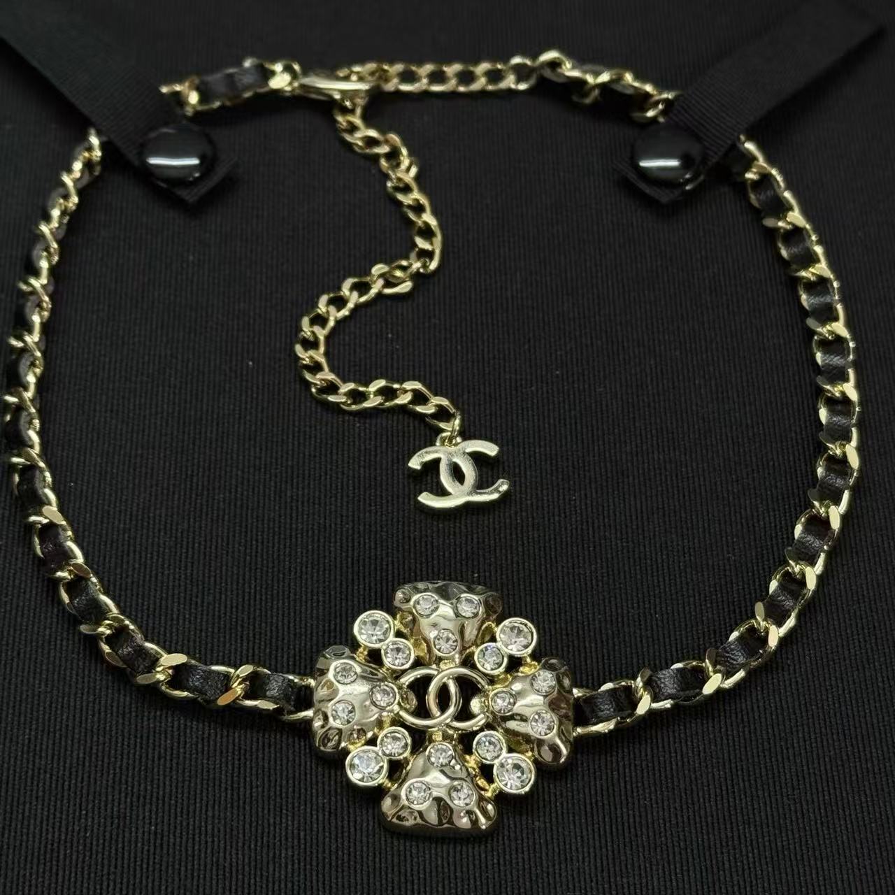 CHANE1 ダブルC 四つ葉のクローバー ペタル ラインストーン レザーネックレス【50％割引+送料無料】