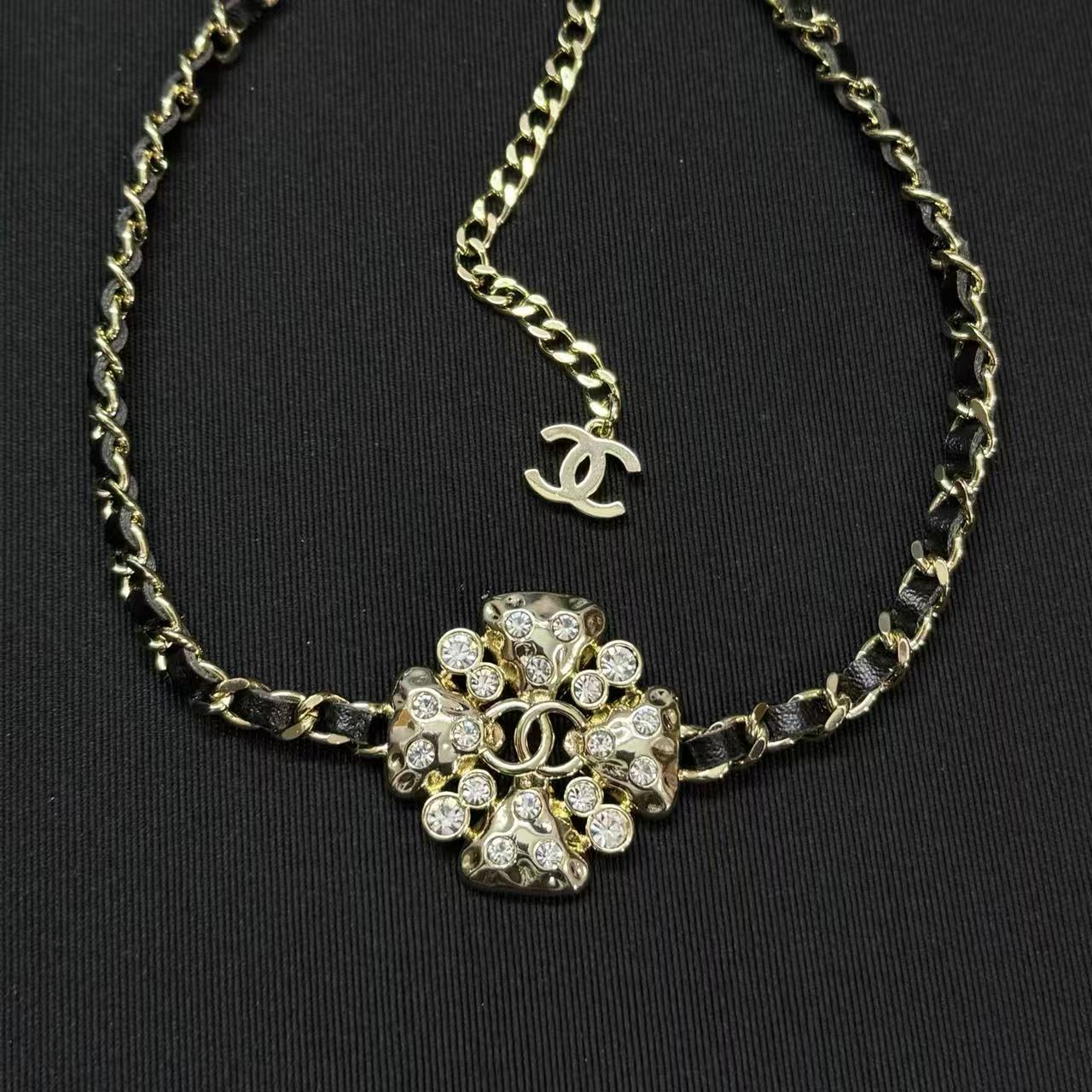 CHANE1 ダブルC 四つ葉のクローバー ペタル ラインストーン レザーネックレス【50％割引+送料無料】
