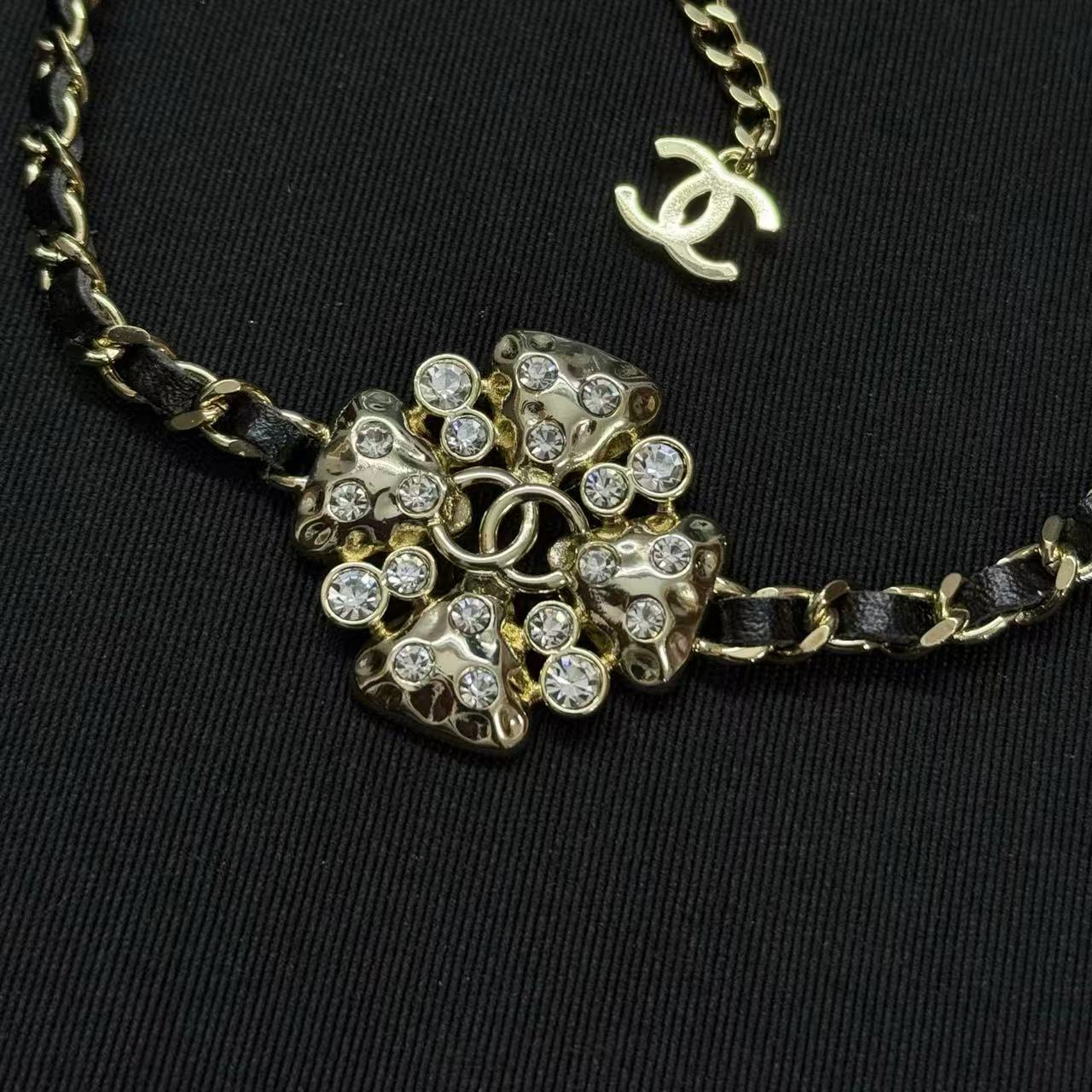 CHANE1 ダブルC 四つ葉のクローバー ペタル ラインストーン レザーネックレス【50％割引+送料無料】