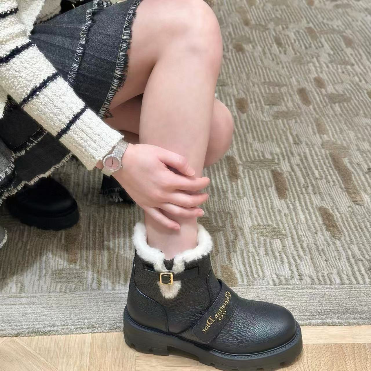 DIOR 高品質牛革＆ウール レターバックル アンクルブーツ【50％割引+送料無料】