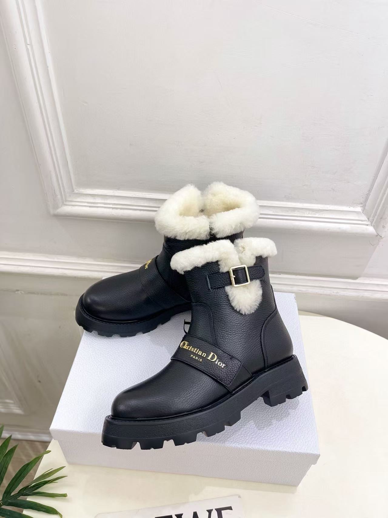 DIOR 高品質牛革＆ウール レターバックル アンクルブーツ【50％割引+送料無料】