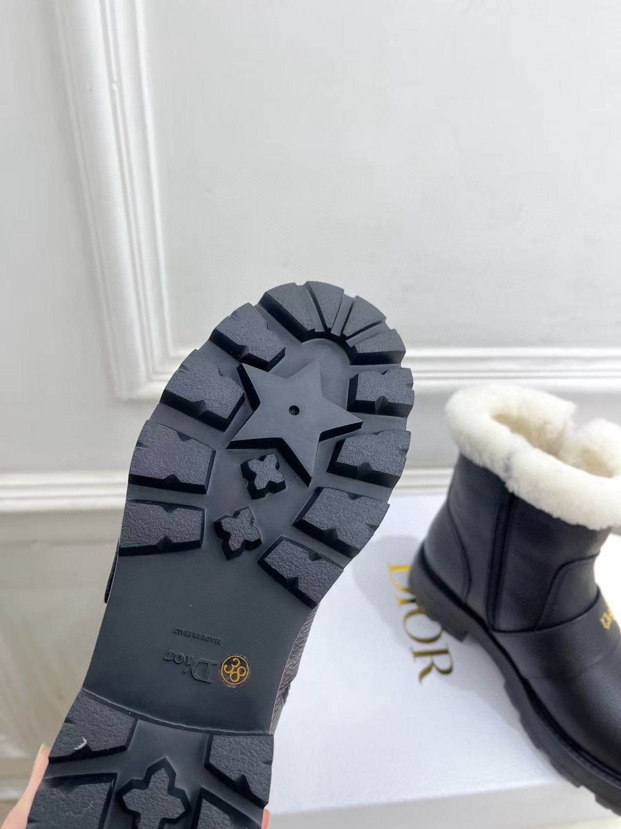 DIOR 高品質牛革＆ウール レターバックル アンクルブーツ【50％割引+送料無料】