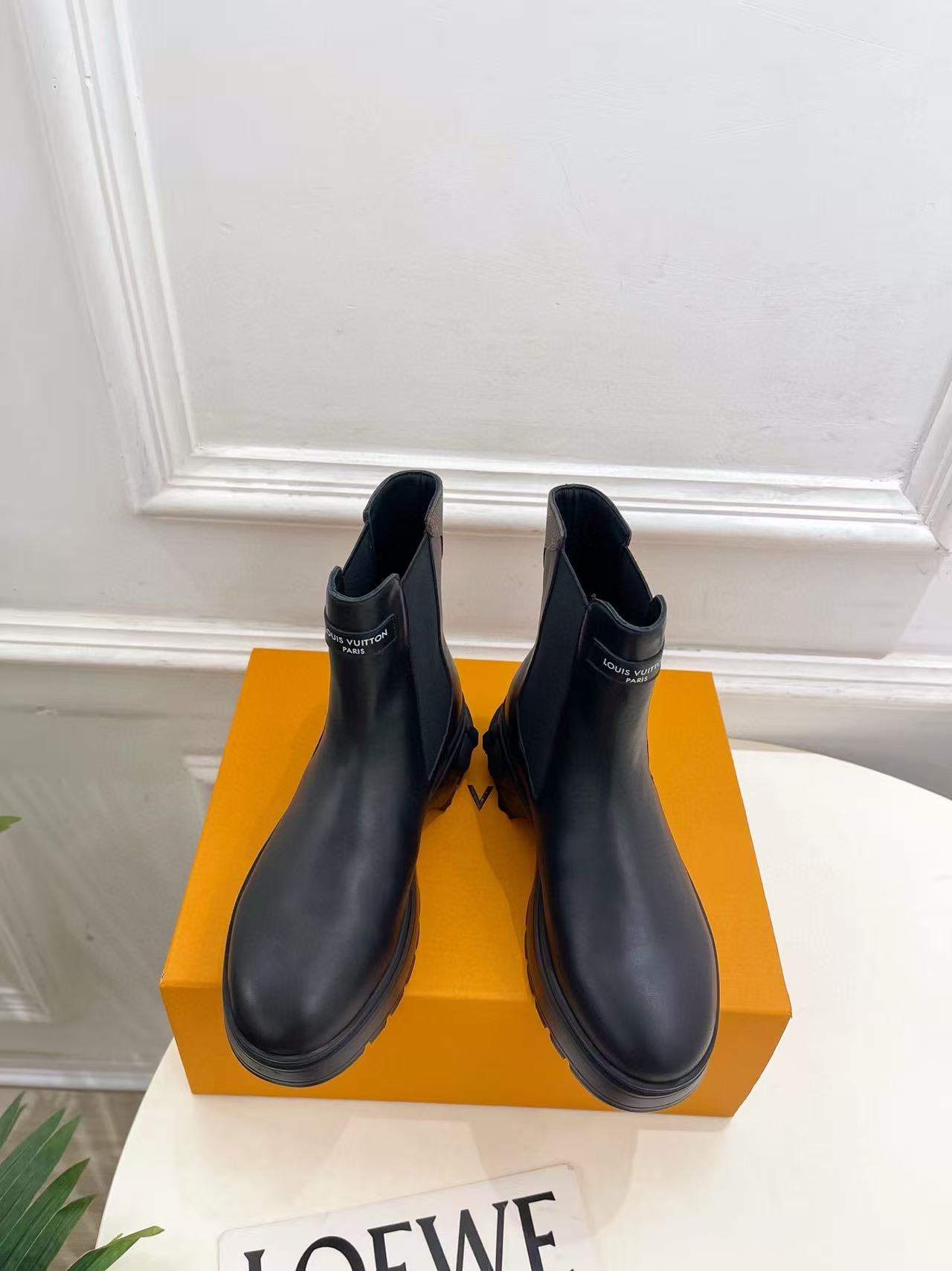 LVの高品質ミニマリストラムスキンアンクルブーツ【50％割引+送料無料】