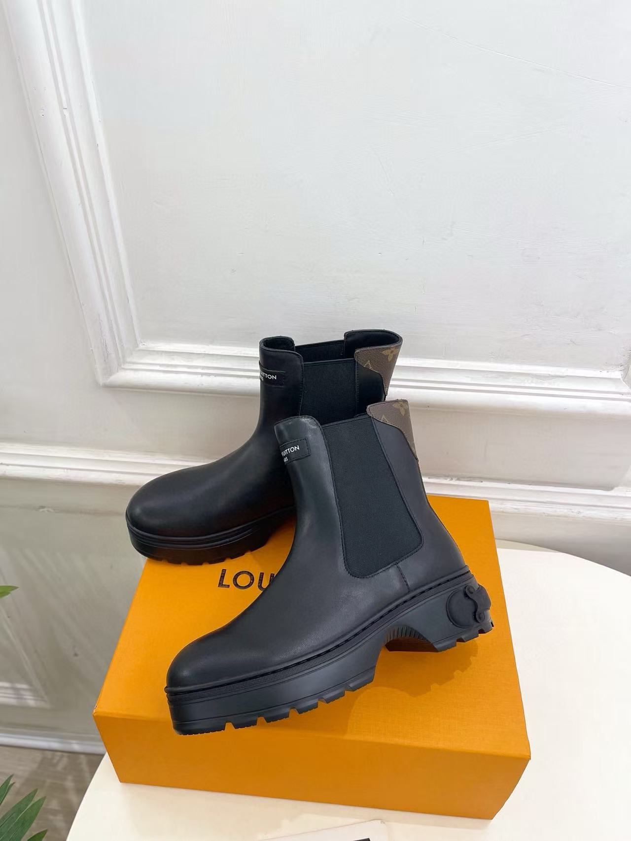 LVの高品質ミニマリストラムスキンアンクルブーツ【50％割引+送料無料】