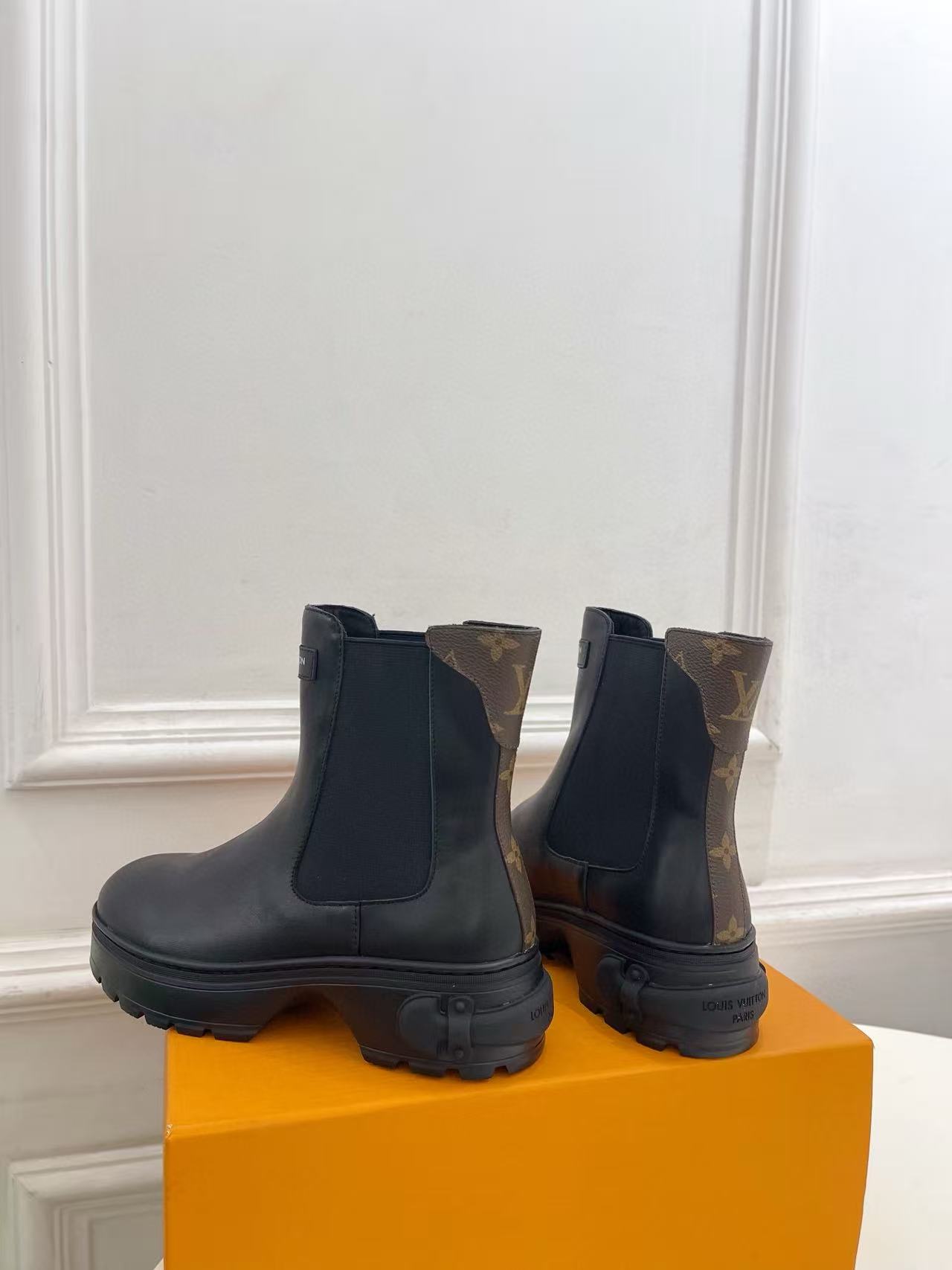 LVの高品質ミニマリストラムスキンアンクルブーツ【50％割引+送料無料】