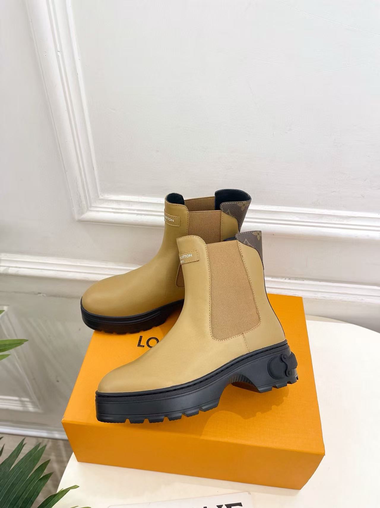 LVの高品質ミニマリストラムスキンアンクルブーツ【50％割引+送料無料】