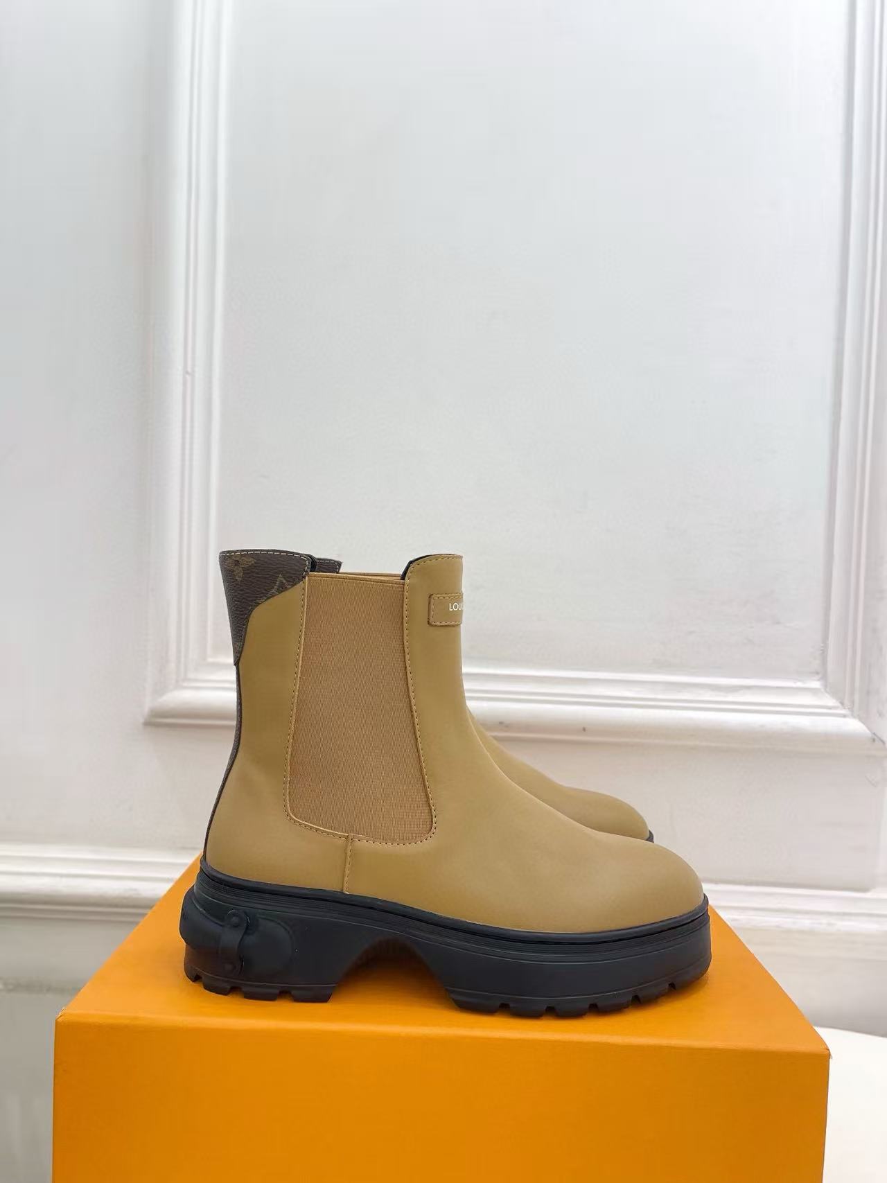 LVの高品質ミニマリストラムスキンアンクルブーツ【50％割引+送料無料】