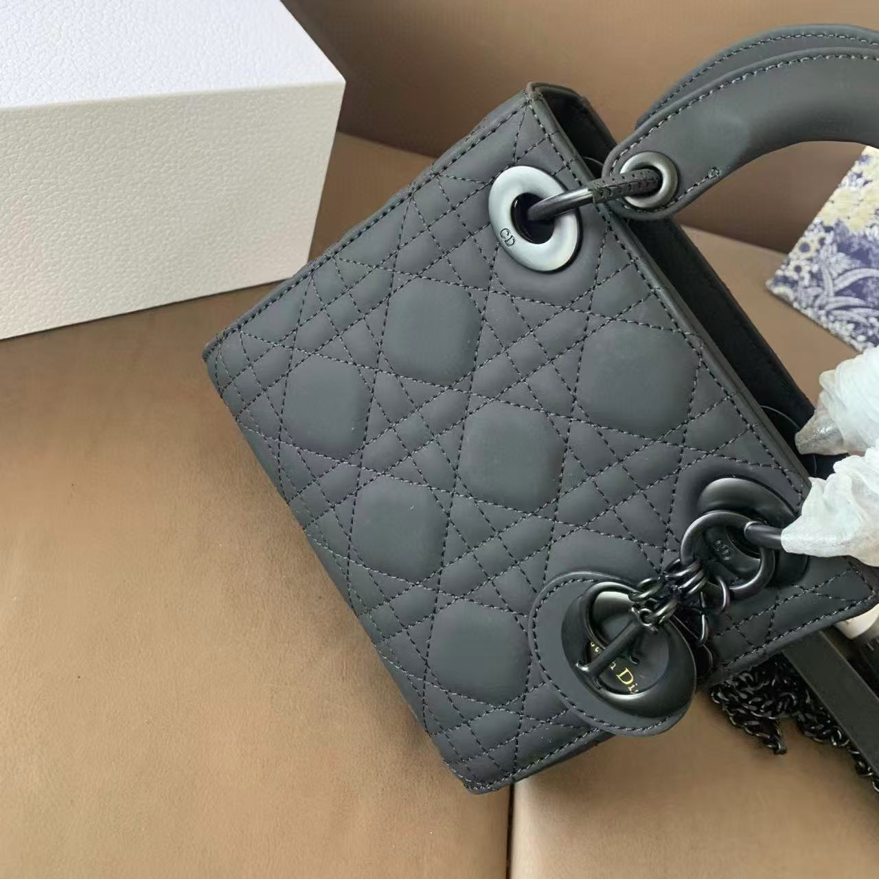 DI0Rつや消しハンドバッグ【50％割引+送料無料】