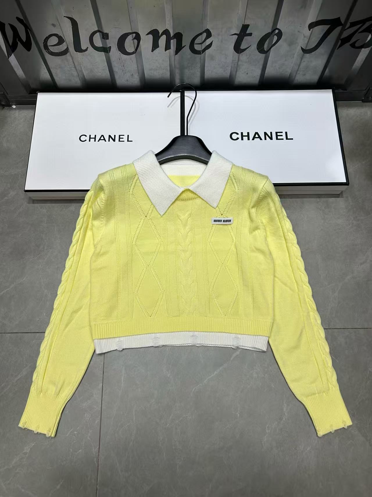 M1UM1U 襟付きレターウールセーター【50％割引+送料無料】