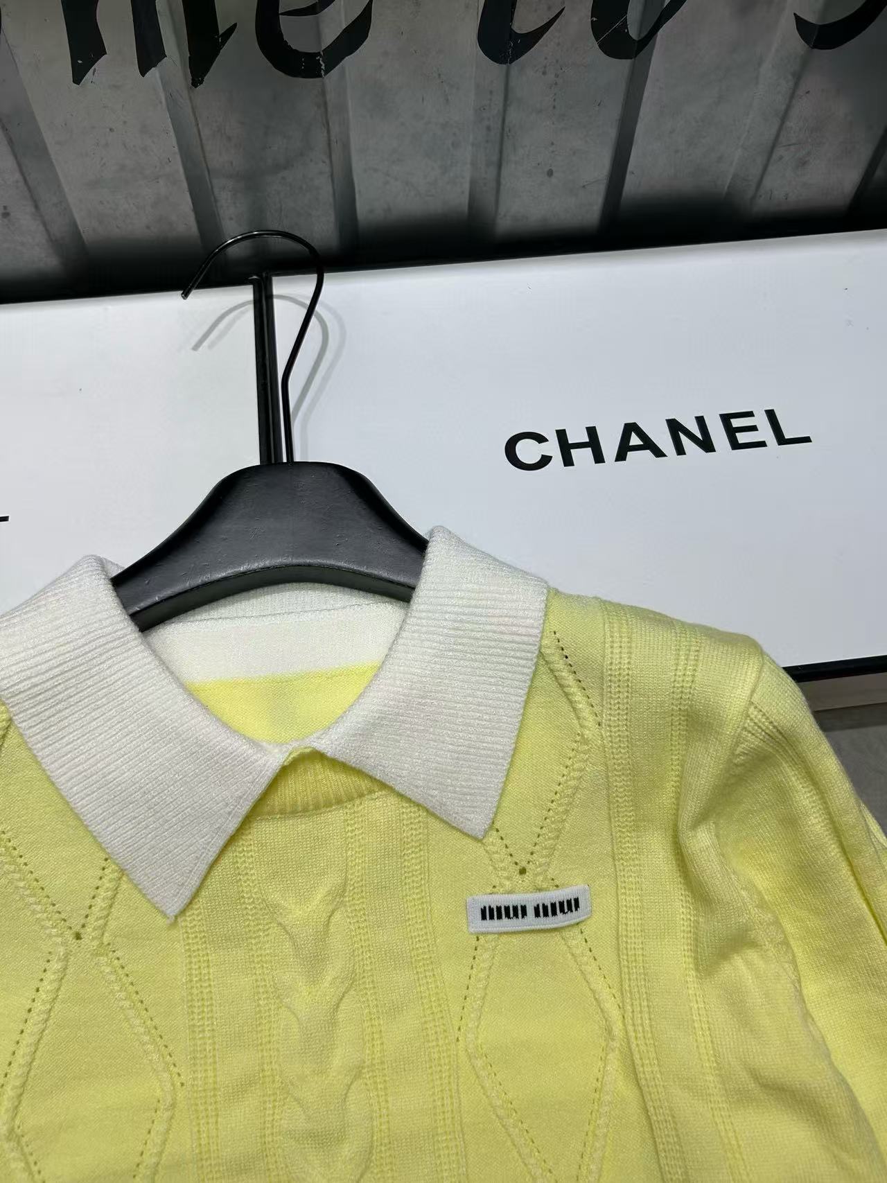 M1UM1U 襟付きレターウールセーター【50％割引+送料無料】