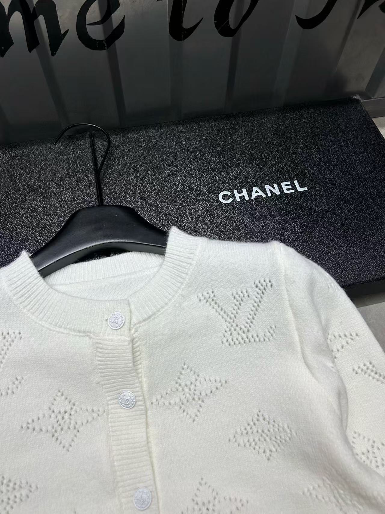 LV四つ葉のクローバー透かし彫りプリントウールカーディガン【50％割引+送料無料】