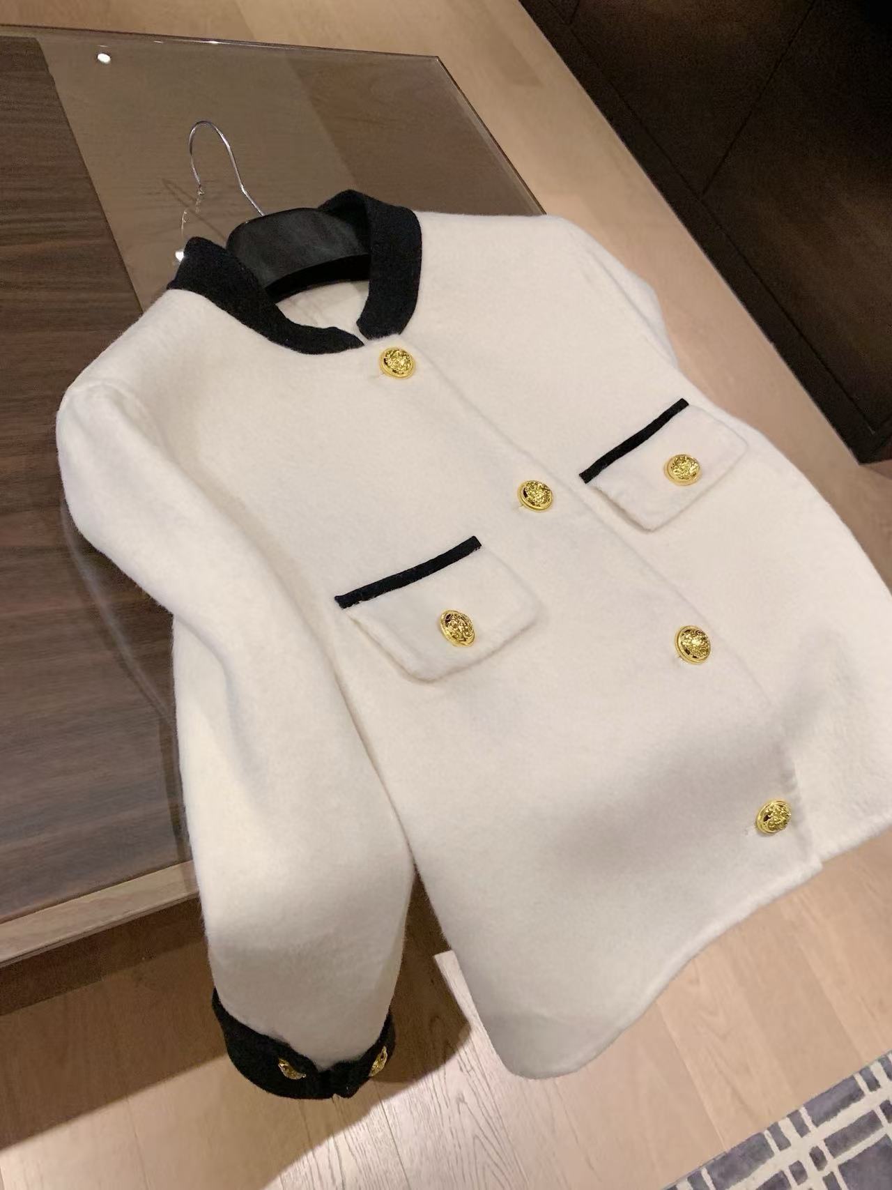 CHANE1 メタリックボタン付きカシミアショートジャケット【50％割引+送料無料】