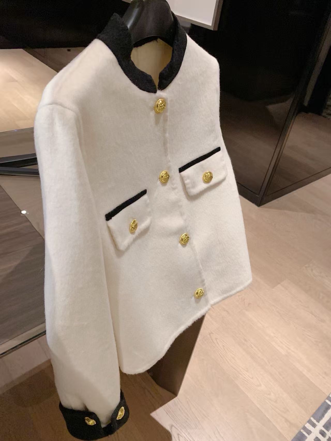 CHANE1 メタリックボタン付きカシミアショートジャケット【50％割引+送料無料】