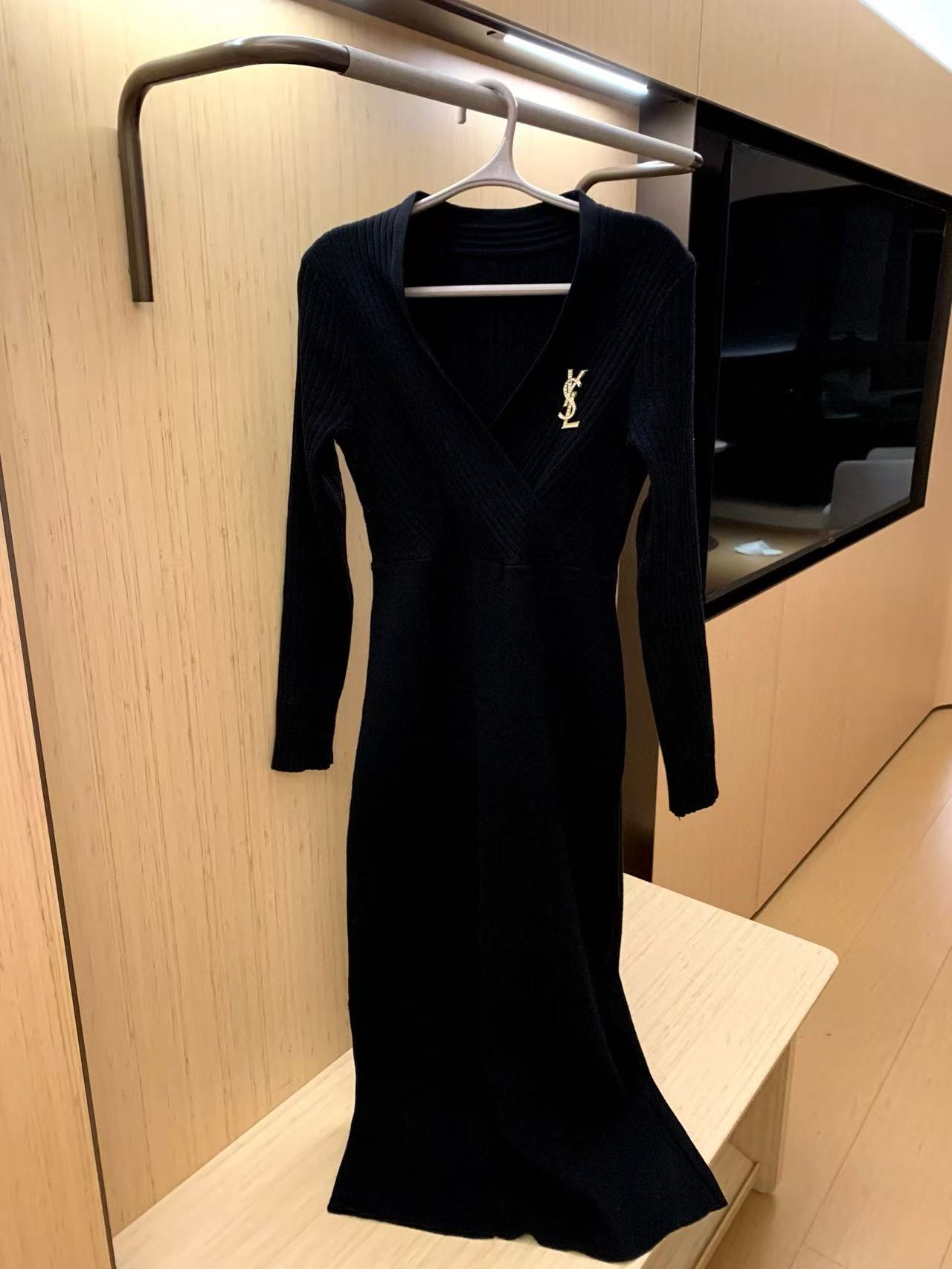 YSL ブローチ Vネック ニットドレス【50％割引+送料無料】