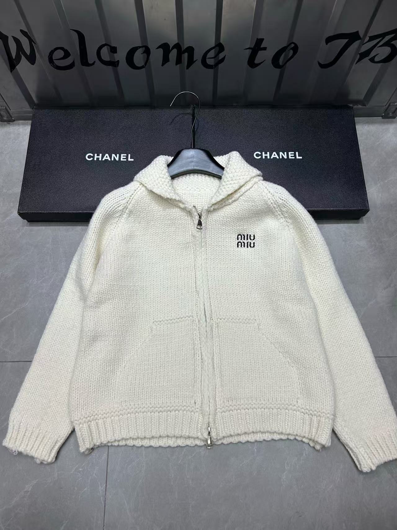 M1UM1U ジッパーレターウールカーディガン【50％割引+送料無料】