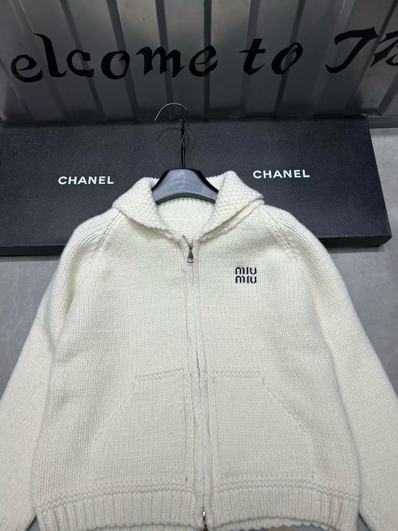 M1UM1U ジッパーレターウールカーディガン【50％割引+送料無料】