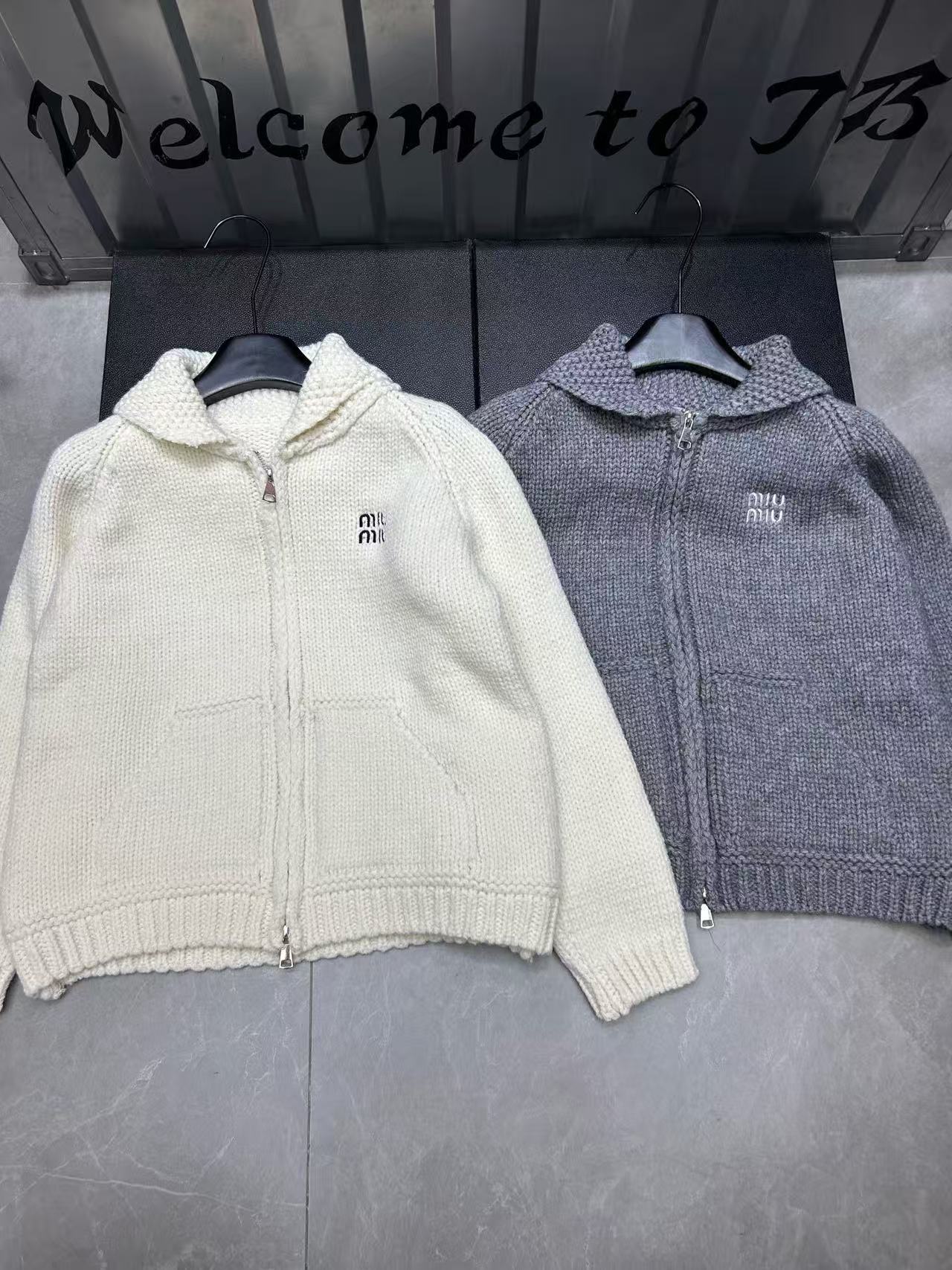 M1UM1U ジッパーレターウールカーディガン【50％割引+送料無料】