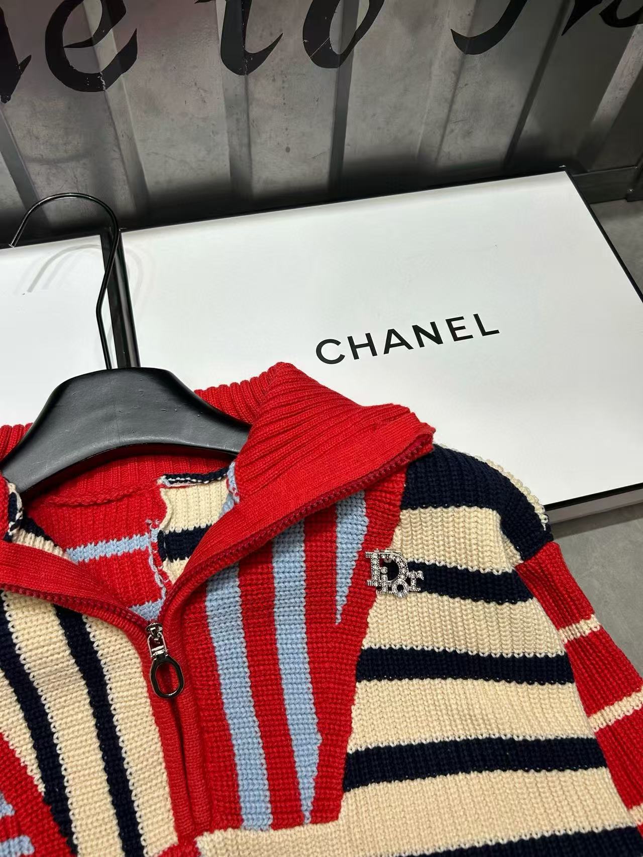 DIORのストライプ柄カラフルフード付きウールセーター【50％割引+送料無料】