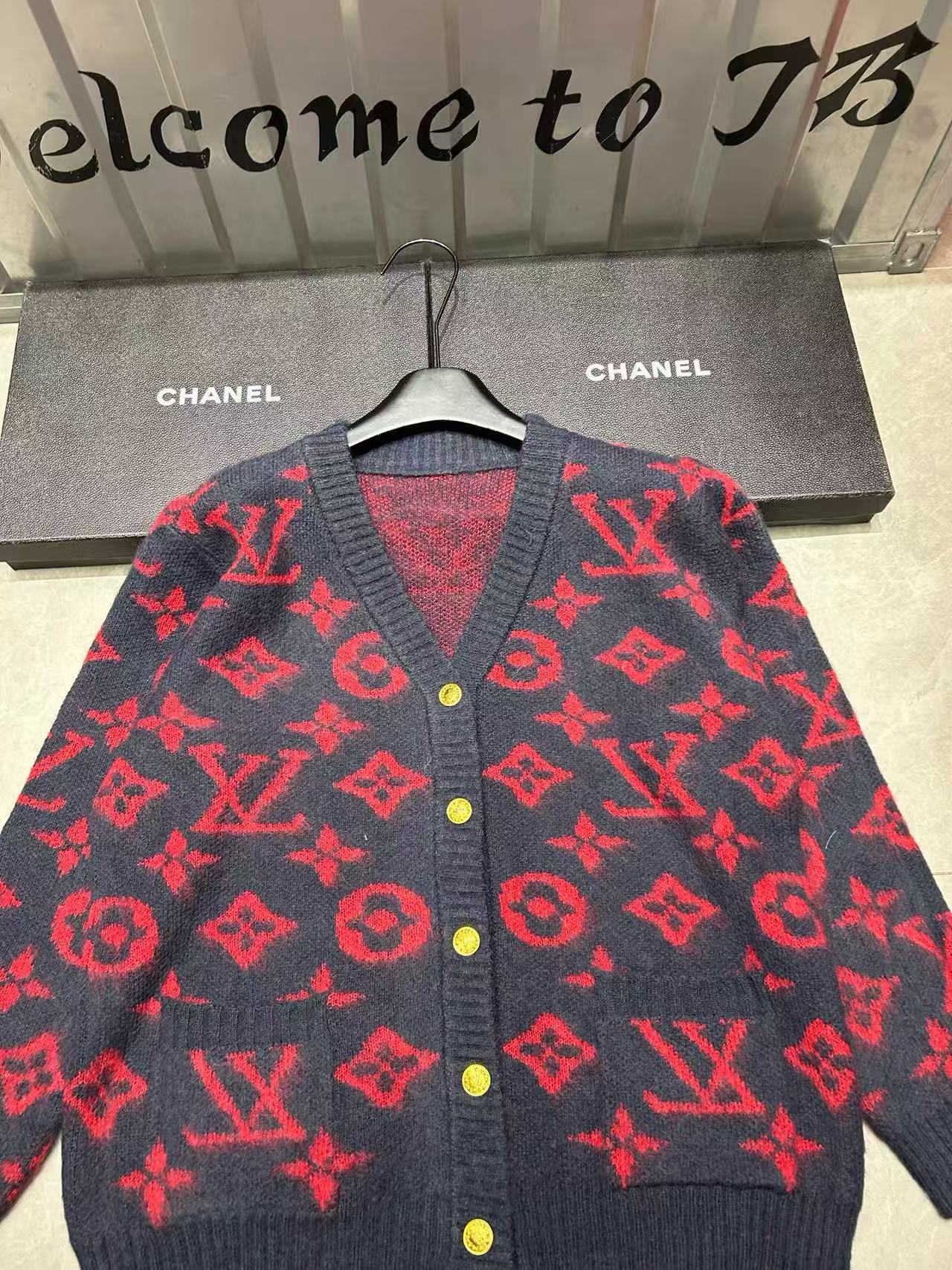 LVメタルボタンVネックプリントウールカーディガン【50％割引+送料無料】