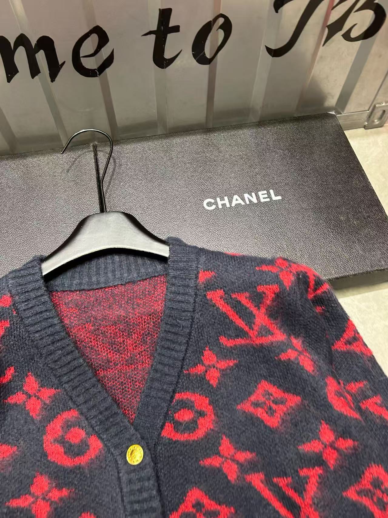 LVメタルボタンVネックプリントウールカーディガン【50％割引+送料無料】