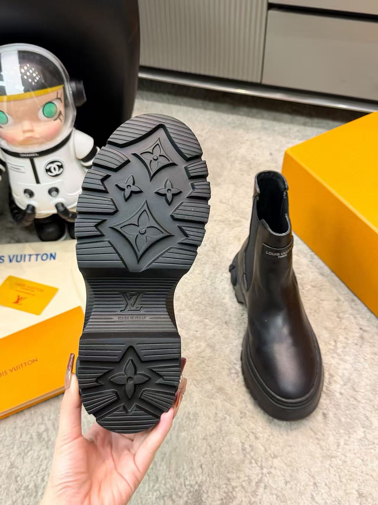 LVの高品質ミニマリスト牛革アンクルブーツ【50％割引+送料無料】