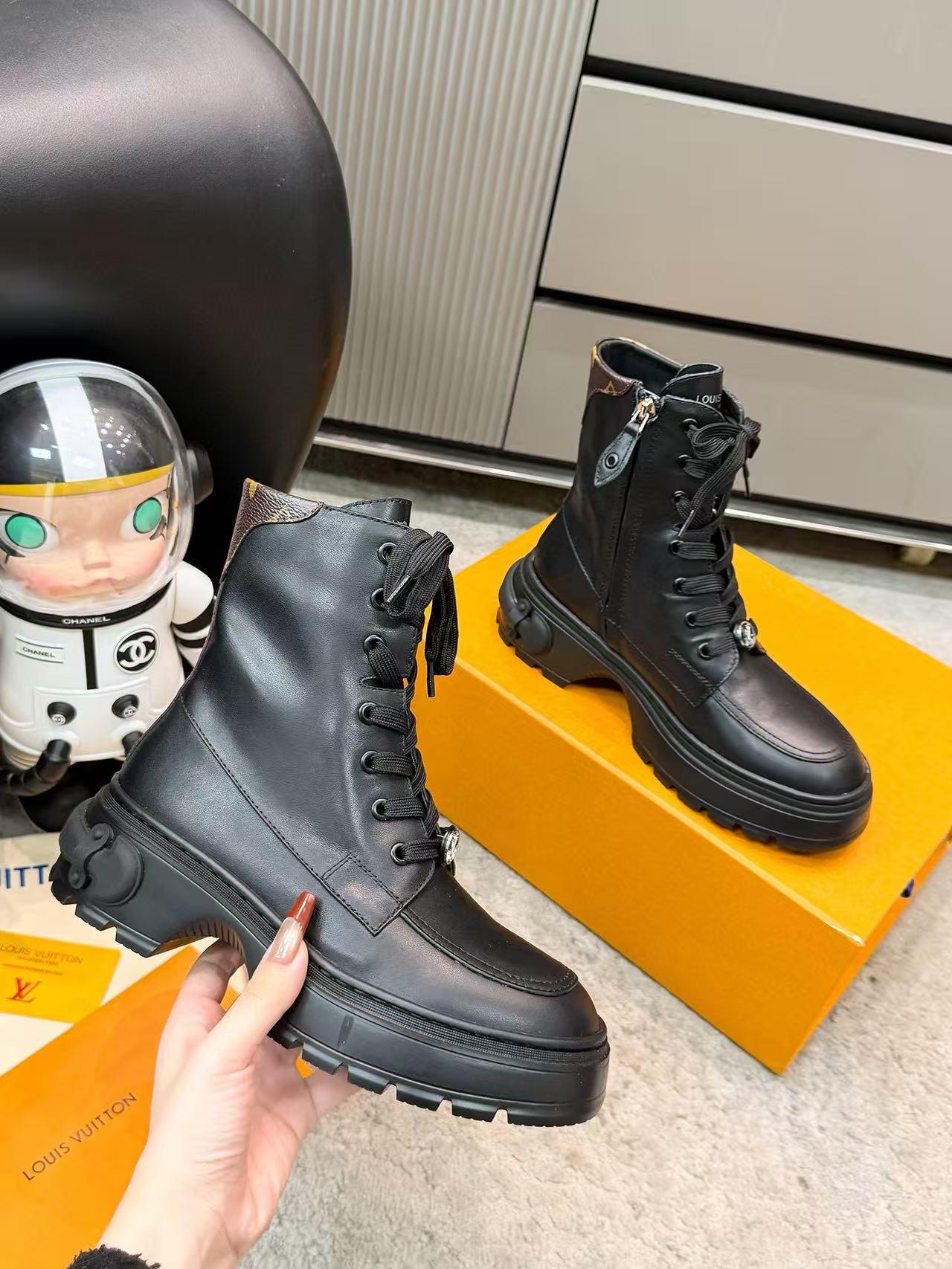LVの高品質レースアップレザーアンクルブーツ【50％割引+送料無料】