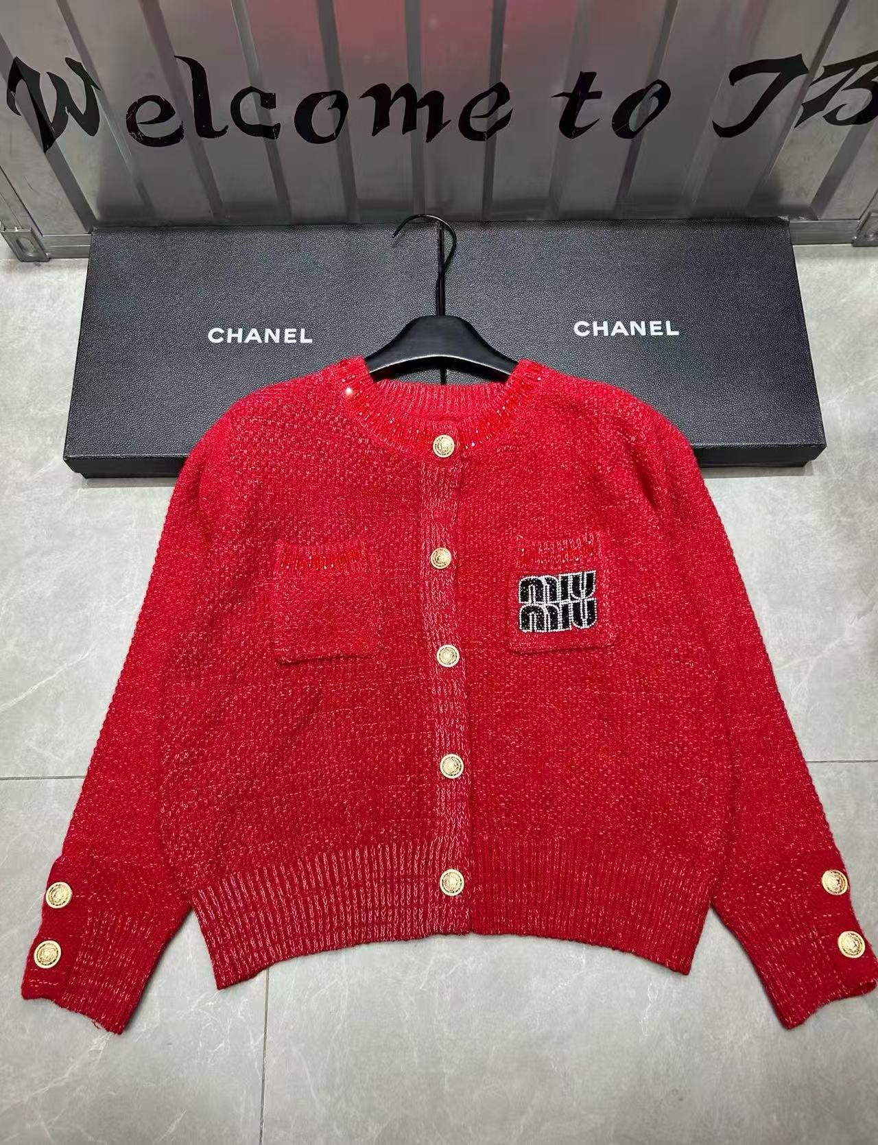 M1UM1U ポケットレターウールセーター【50％割引+送料無料】