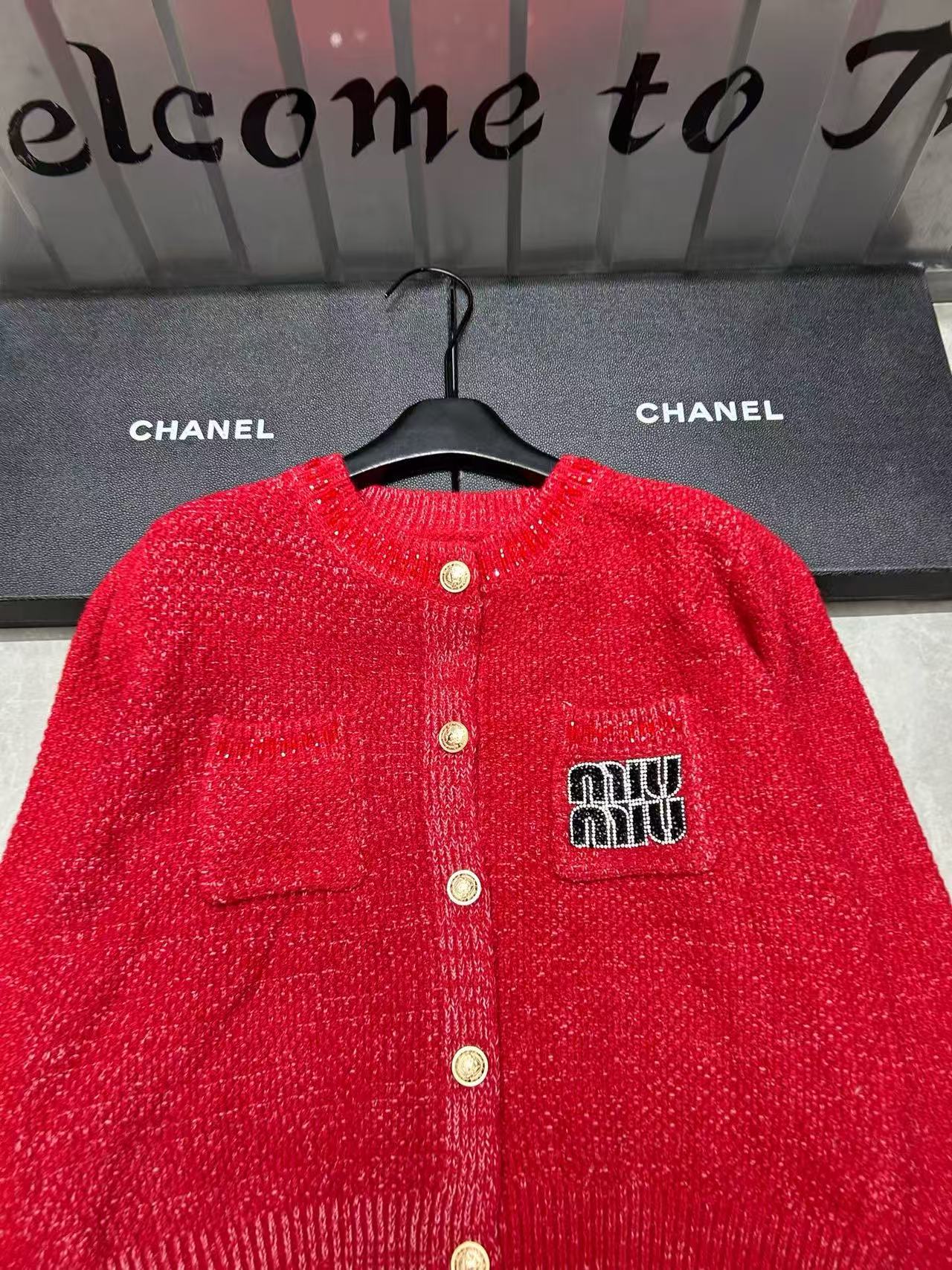 M1UM1U ポケットレターウールセーター【50％割引+送料無料】