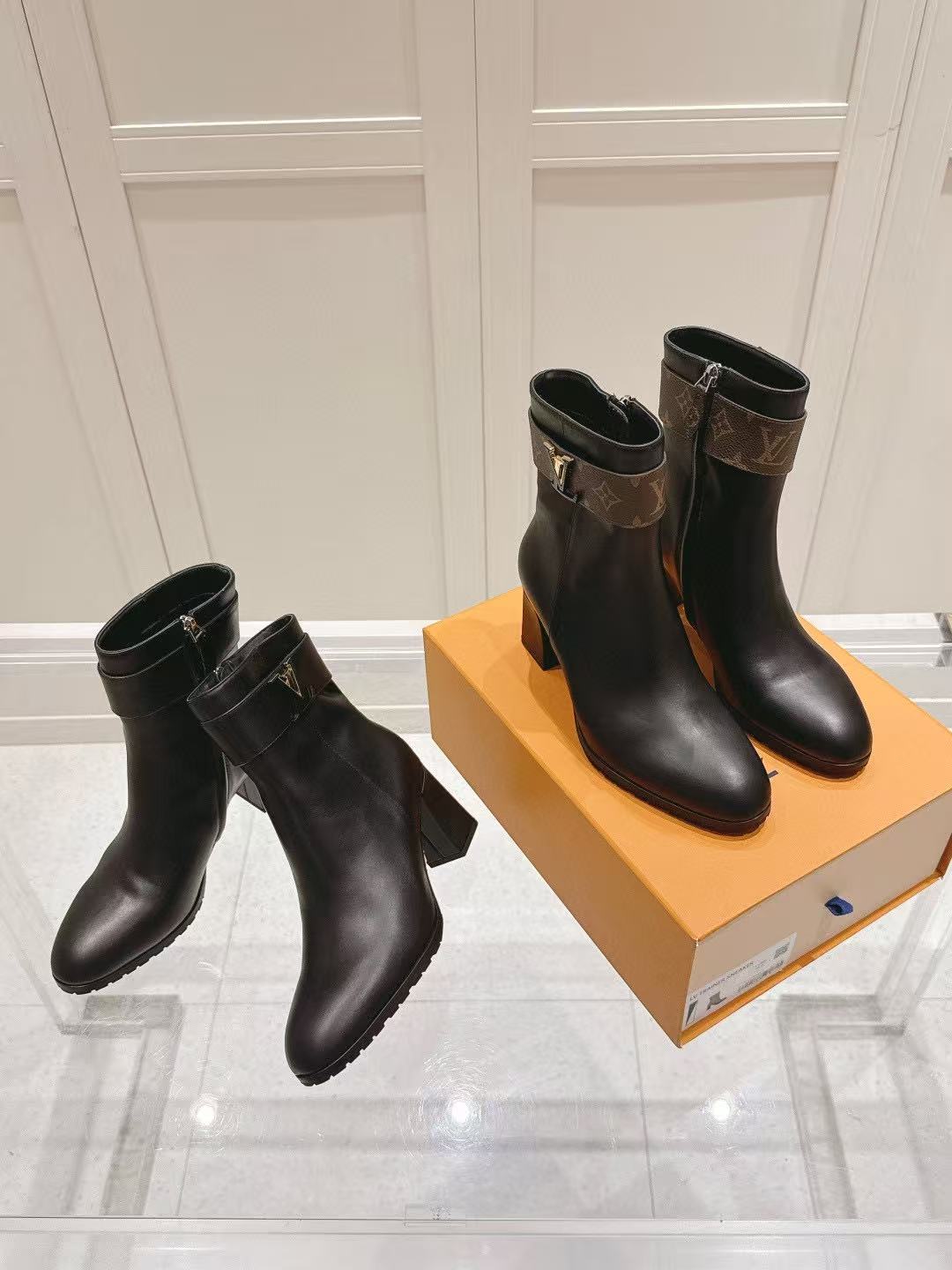 LVの高品質Vバックルレザーアンクルブーツ【50％割引+送料無料】