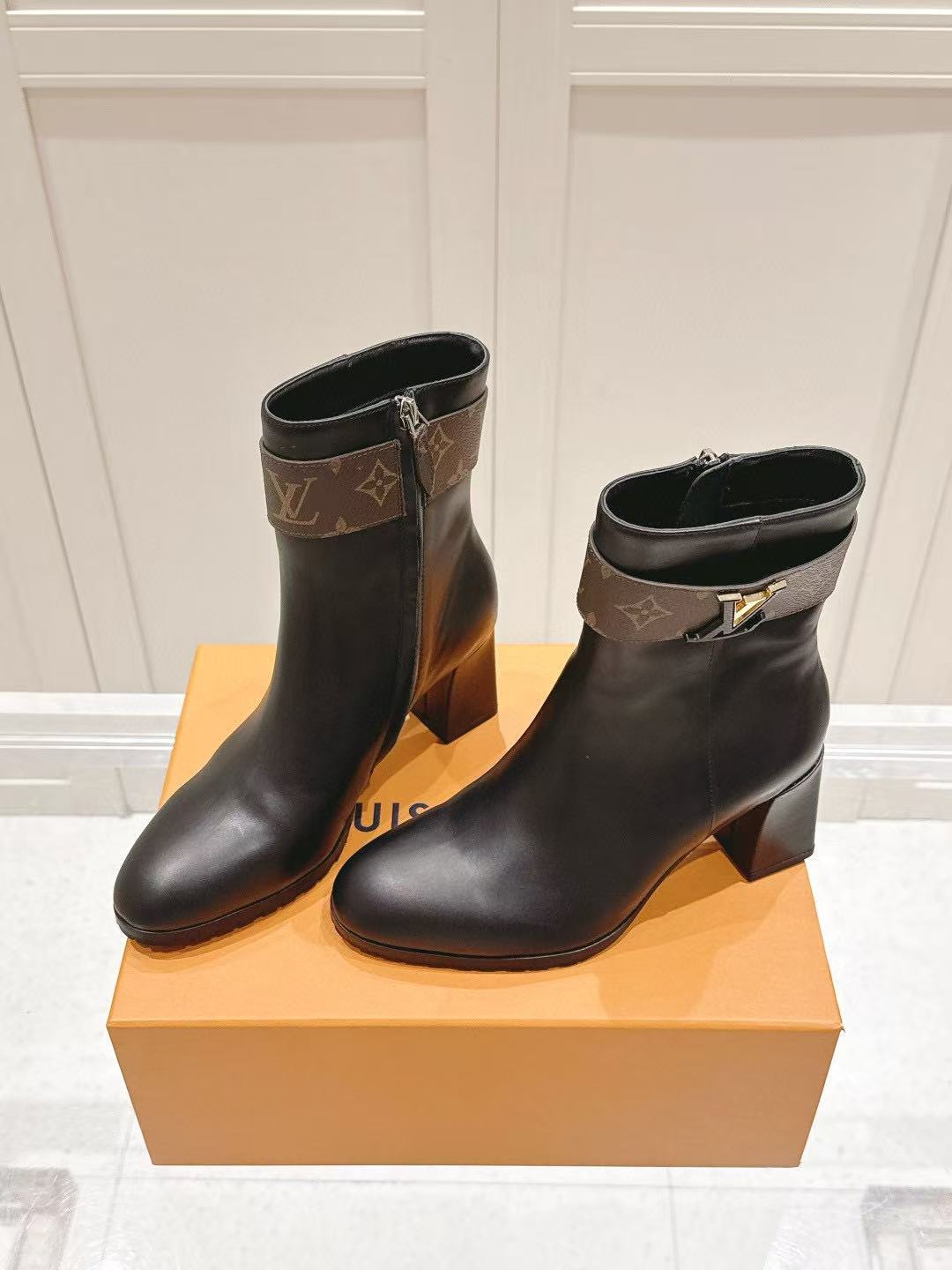 LVの高品質Vバックルレザーアンクルブーツ【50％割引+送料無料】
