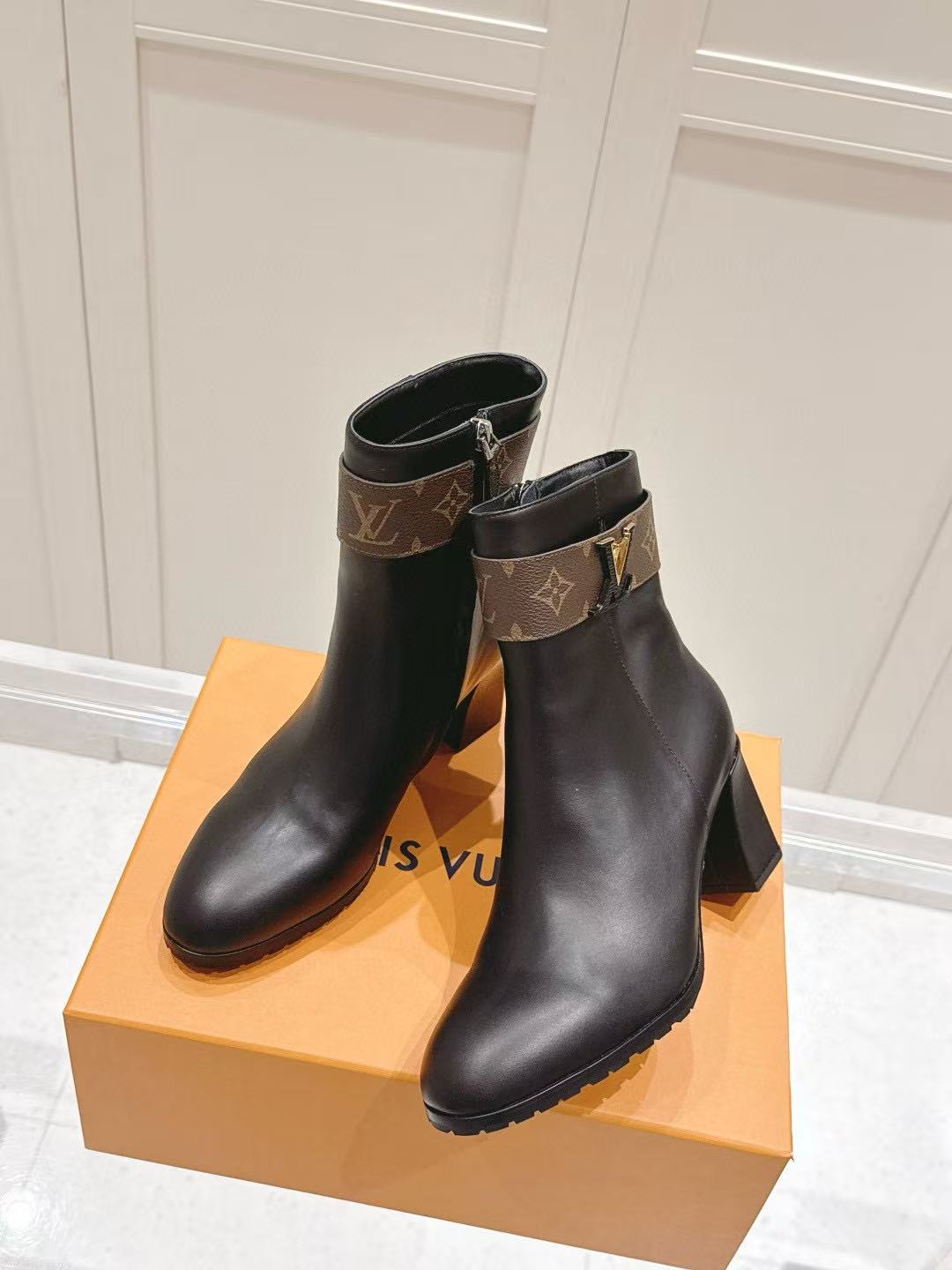 LVの高品質Vバックルレザーアンクルブーツ【50％割引+送料無料】
