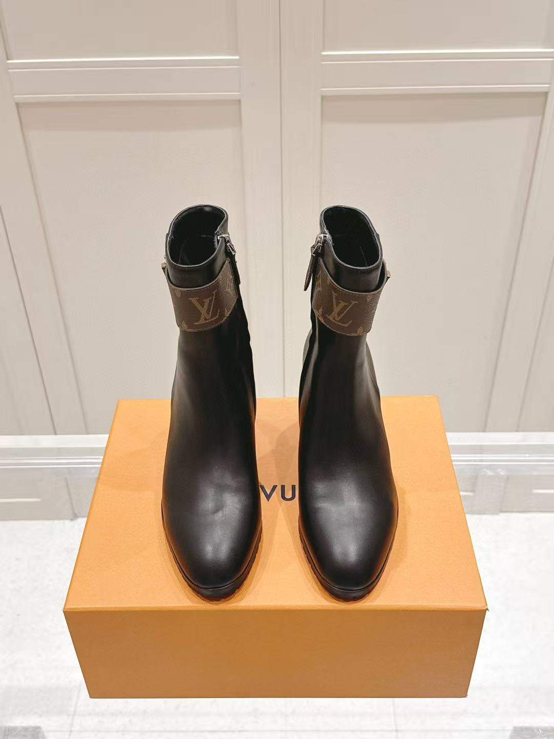 LVの高品質Vバックルレザーアンクルブーツ【50％割引+送料無料】