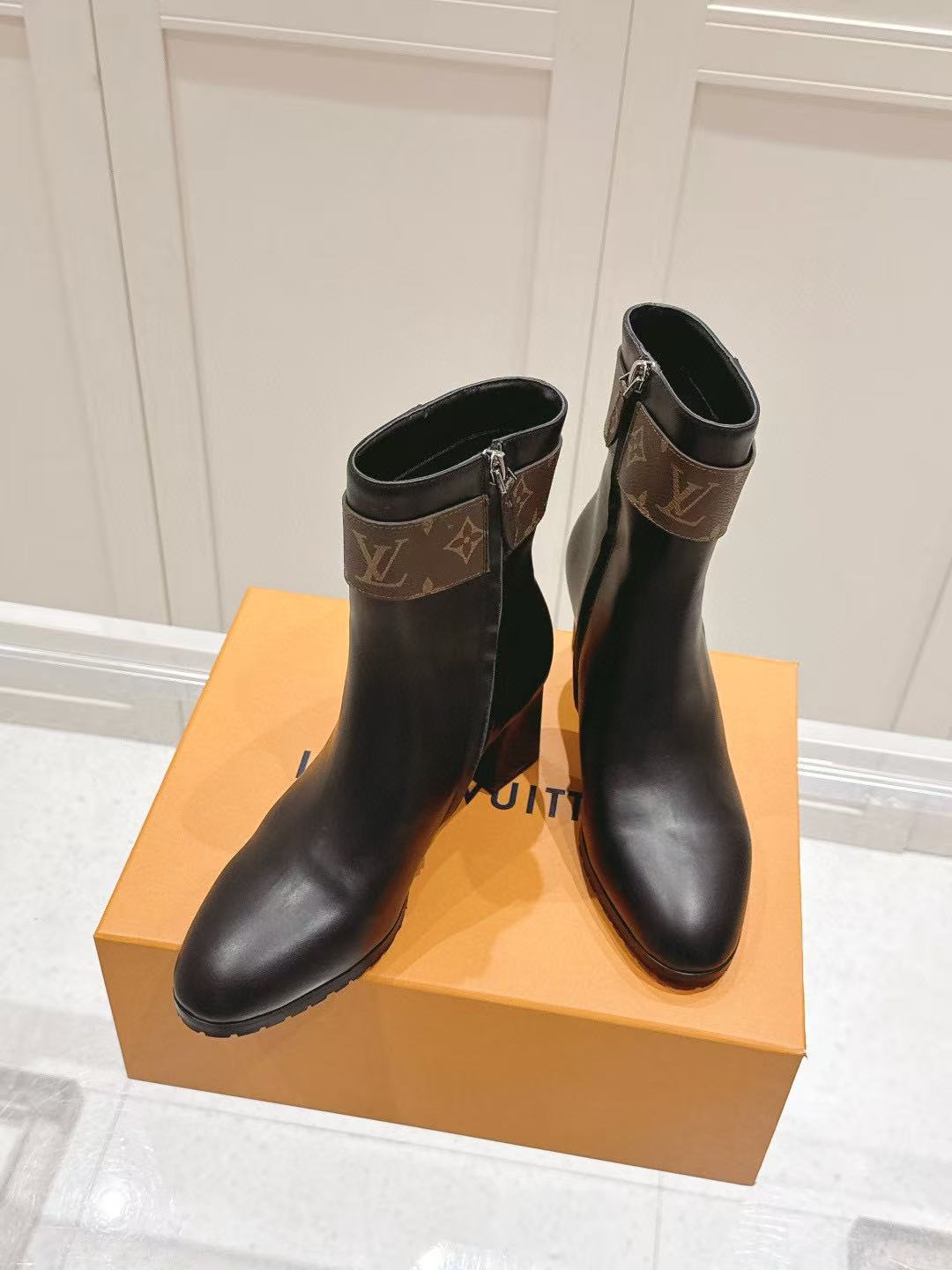 LVの高品質Vバックルレザーアンクルブーツ【50％割引+送料無料】