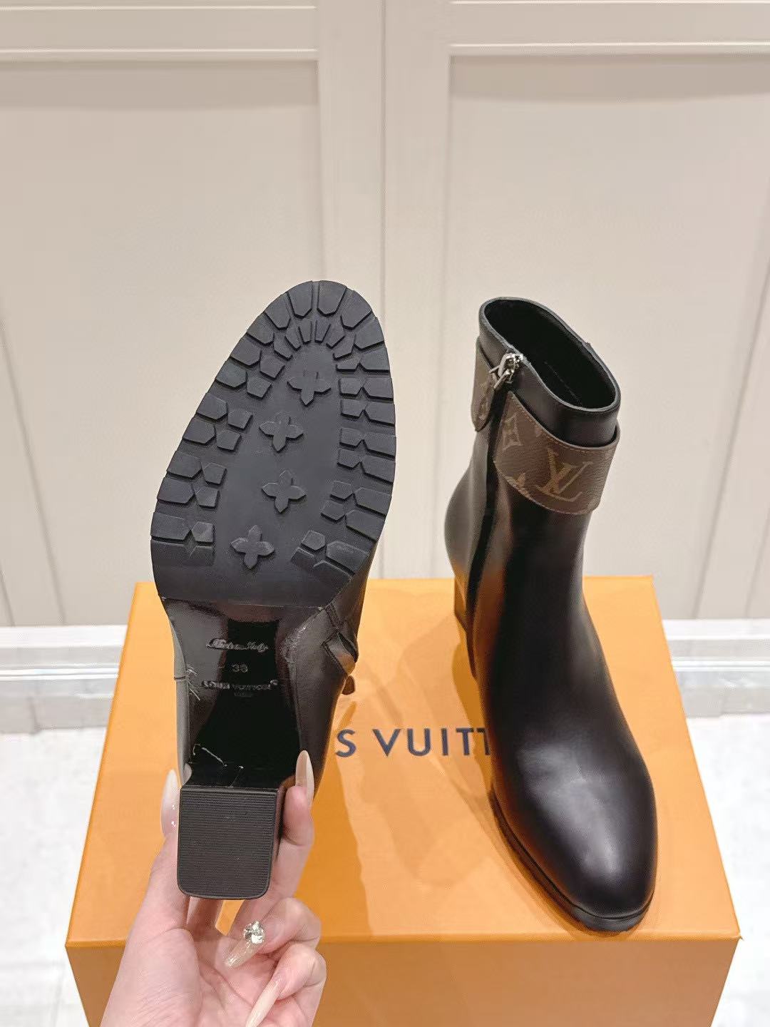 LVの高品質Vバックルレザーアンクルブーツ【50％割引+送料無料】