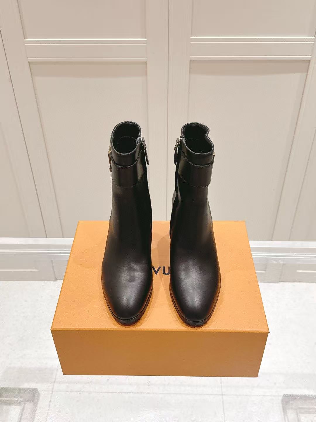 LVの高品質Vバックルレザーアンクルブーツ【50％割引+送料無料】