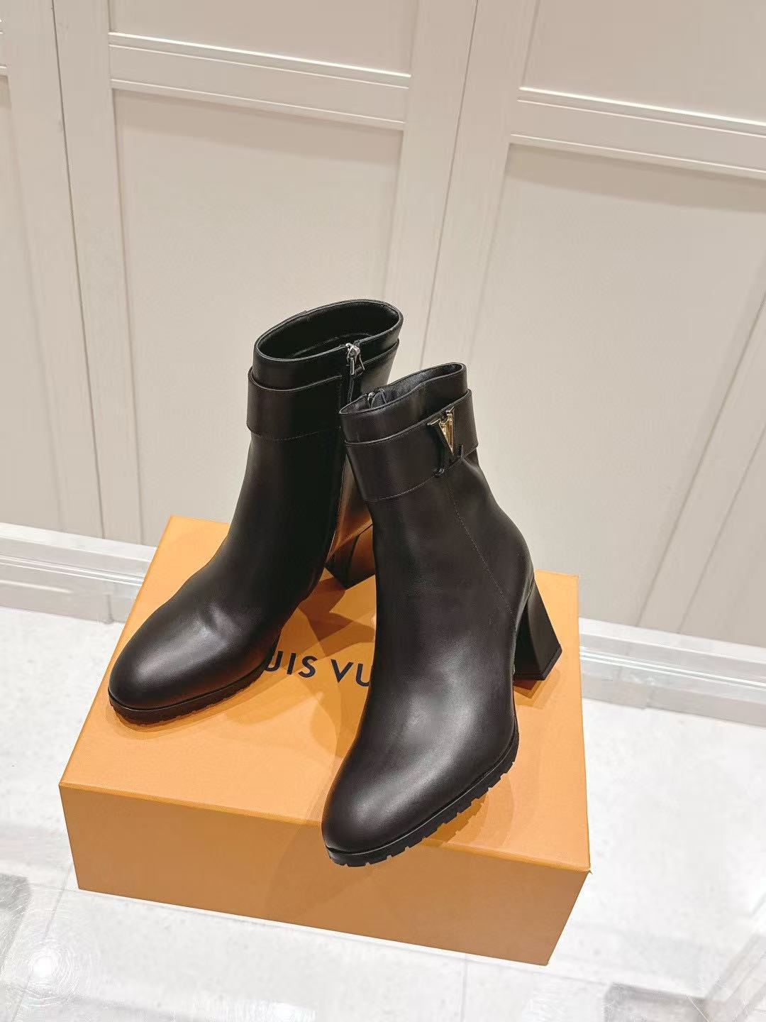 LVの高品質Vバックルレザーアンクルブーツ【50％割引+送料無料】