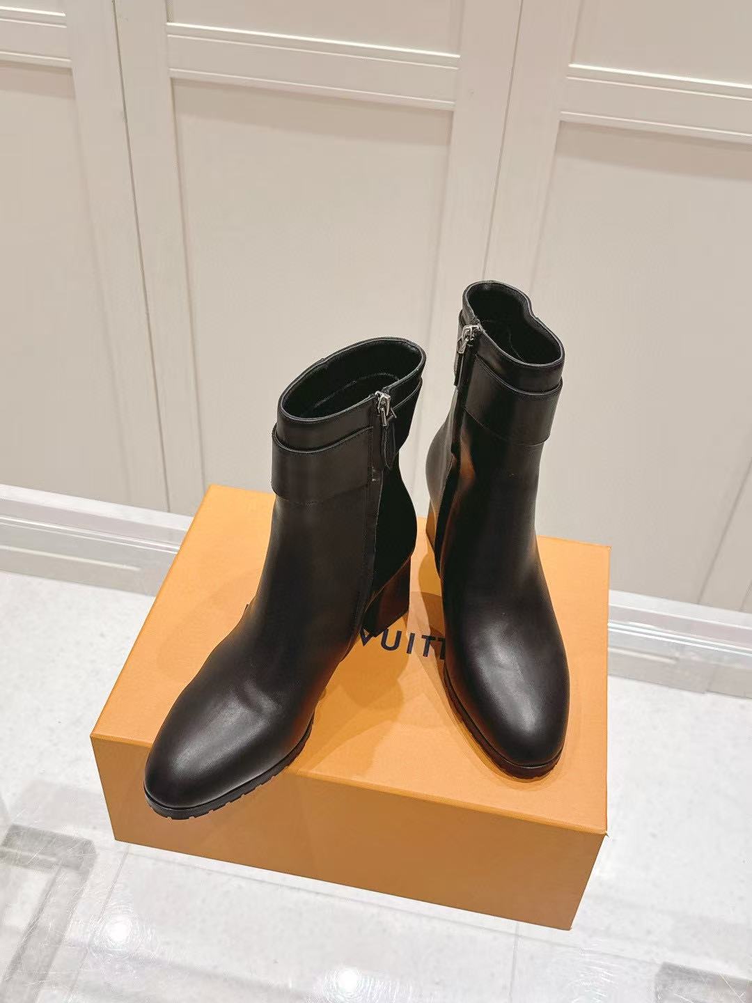 LVの高品質Vバックルレザーアンクルブーツ【50％割引+送料無料】