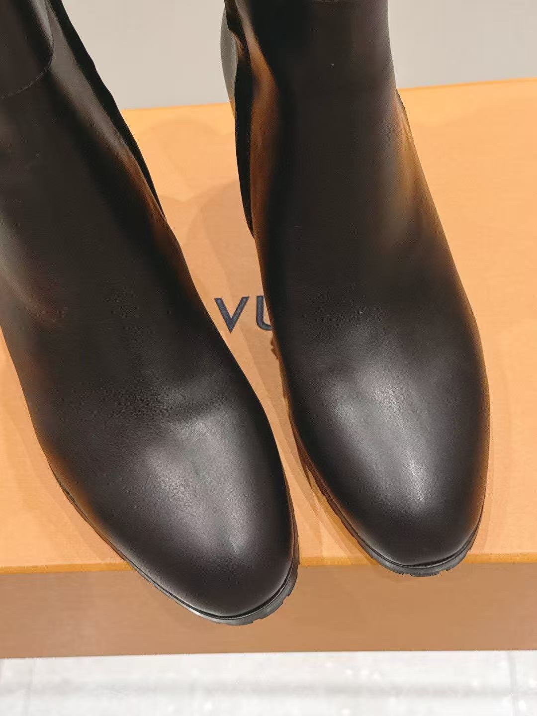 LVの高品質Vバックルレザーアンクルブーツ【50％割引+送料無料】