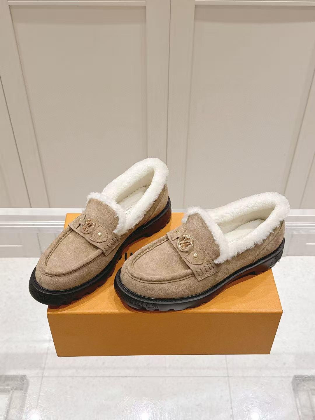 LVの高品質スエードウールプラットフォームシューズ【50％割引+送料無料】